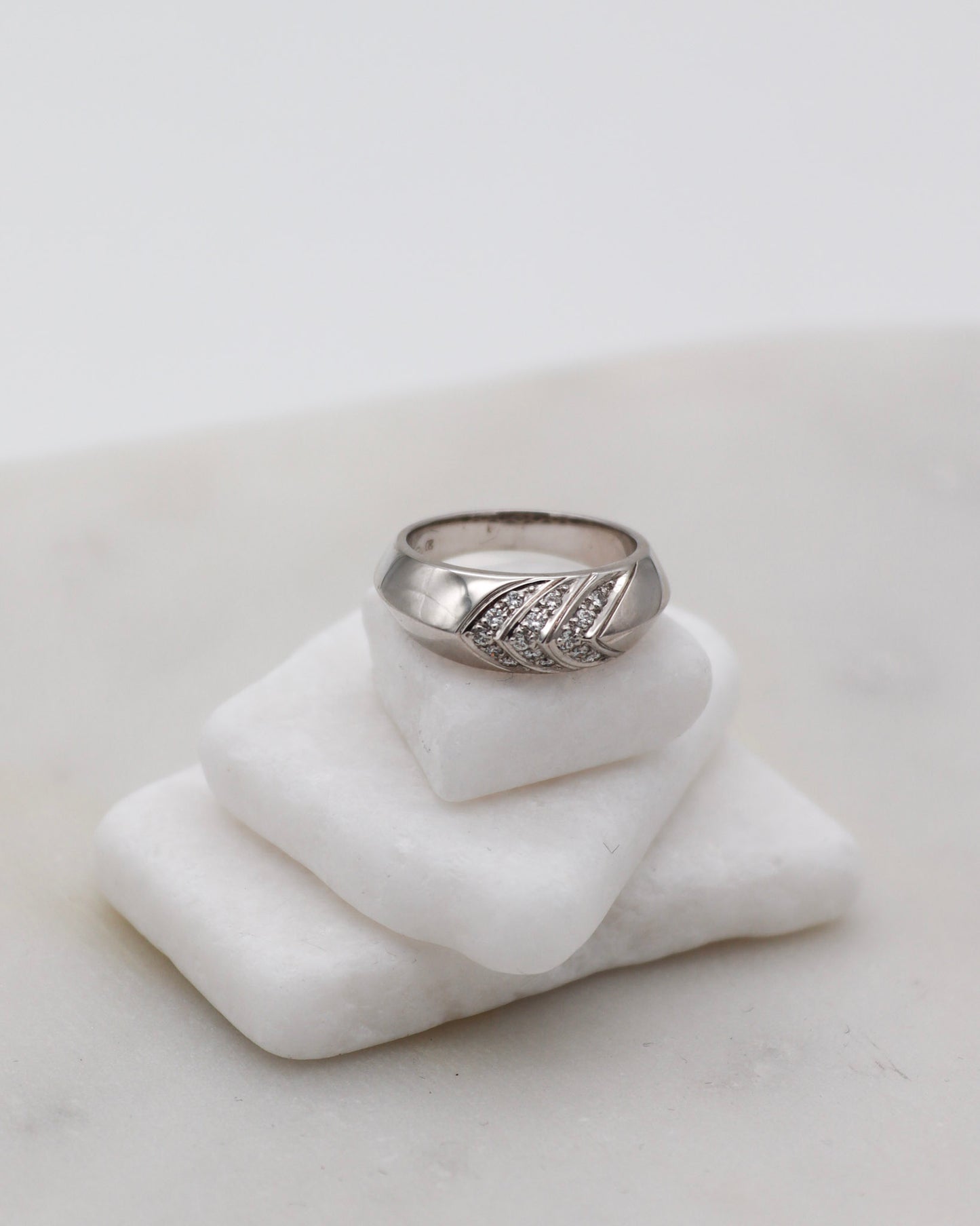 Vintage-Ring Ursula mit 0.19ct Brillanten im Chevron-Tressenmuster aus 750/-Weißgold – elegantes Design, erhältlich in München und Augsburg