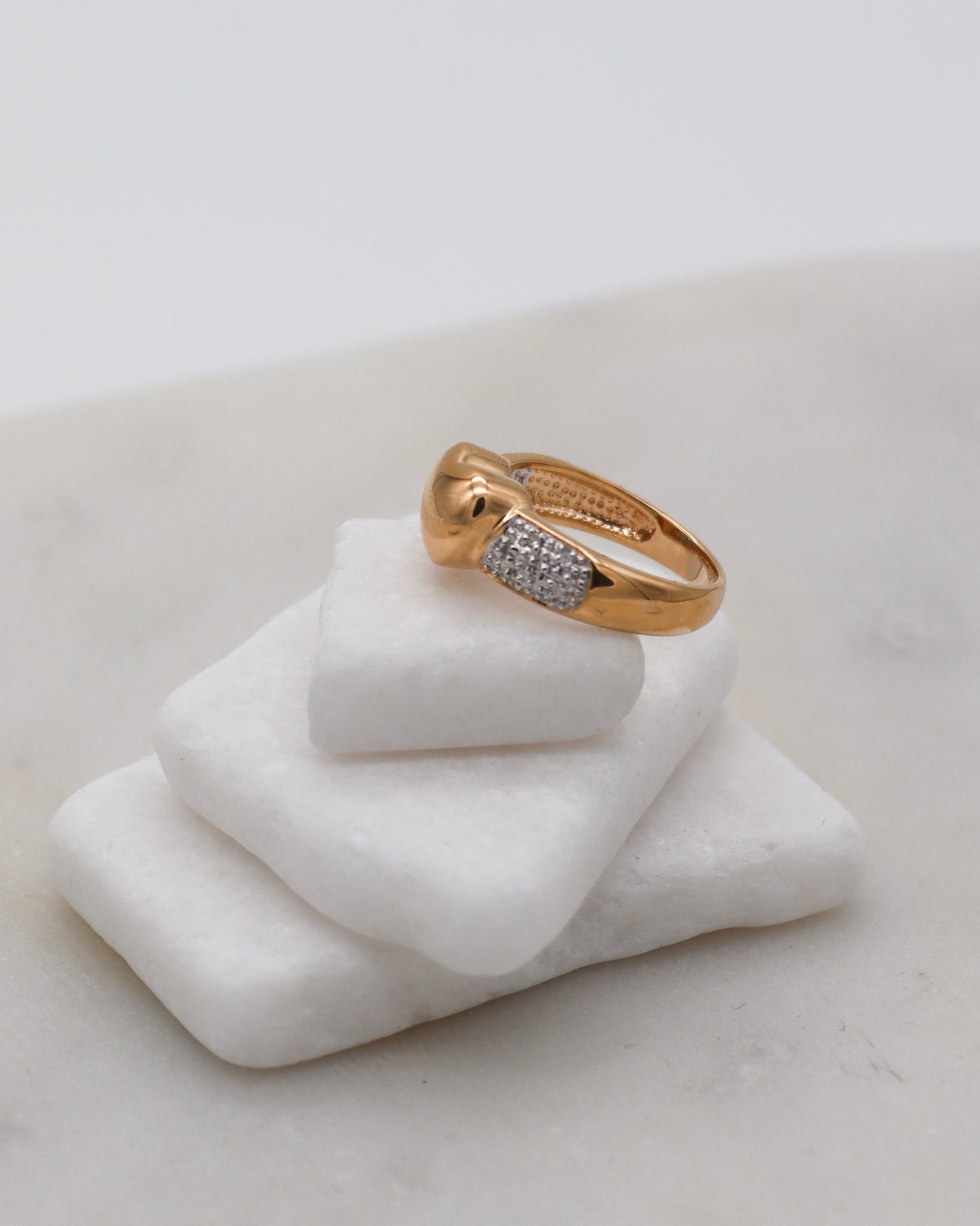 Vintage-Ring Wendy mit 0.08ct Diamanten im Herzdesign aus 585/-Gelb- & Weißgold – romantischer Bicolor-Ring, erhältlich in München und Augsburg