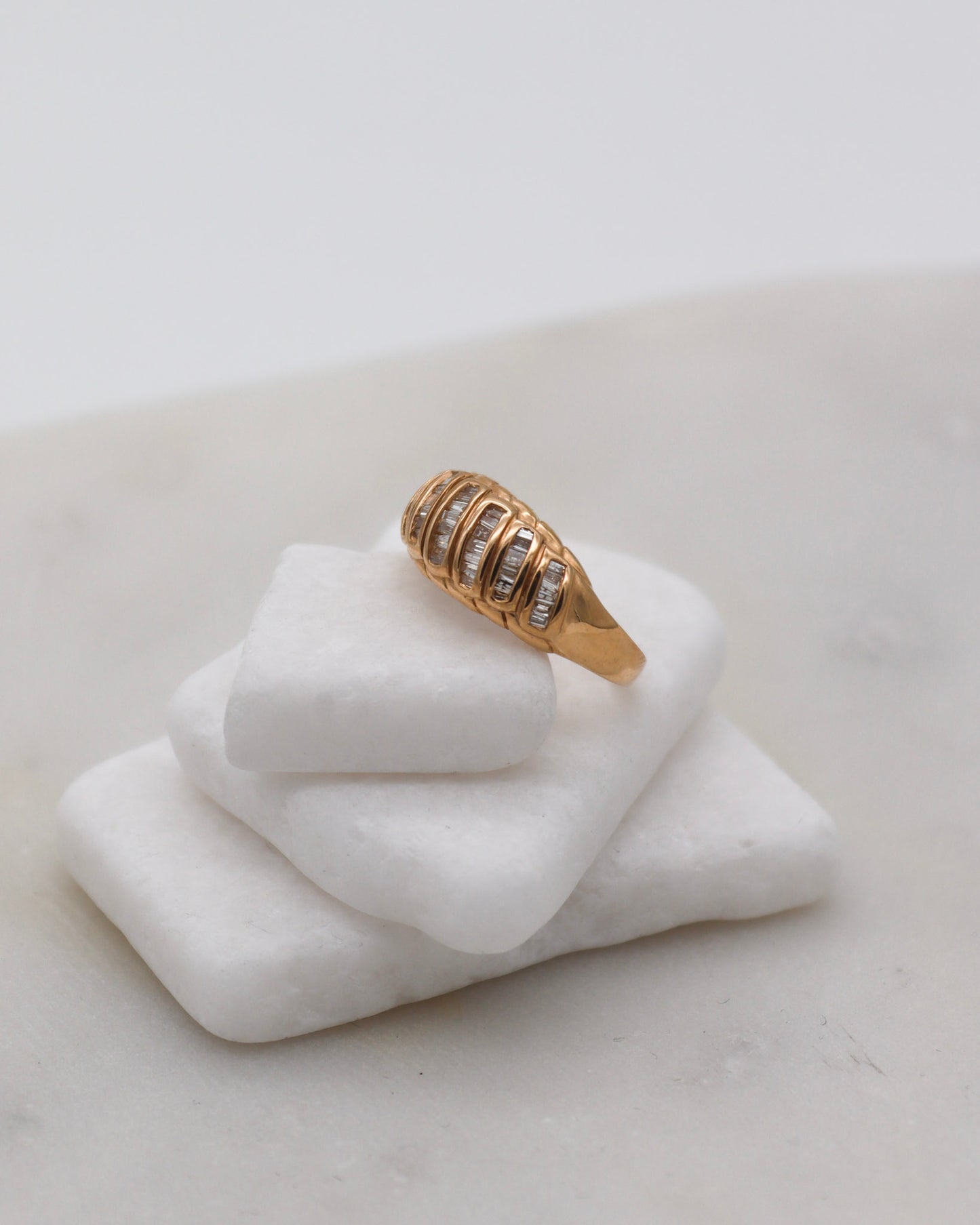 Vintage-Ring Yolande mit 0.5ct tapered Baguette-Diamanten im Chevron-Tressenmuster, Croissant-Ringschiene aus 585/-Gelbgold – München und Augsburg