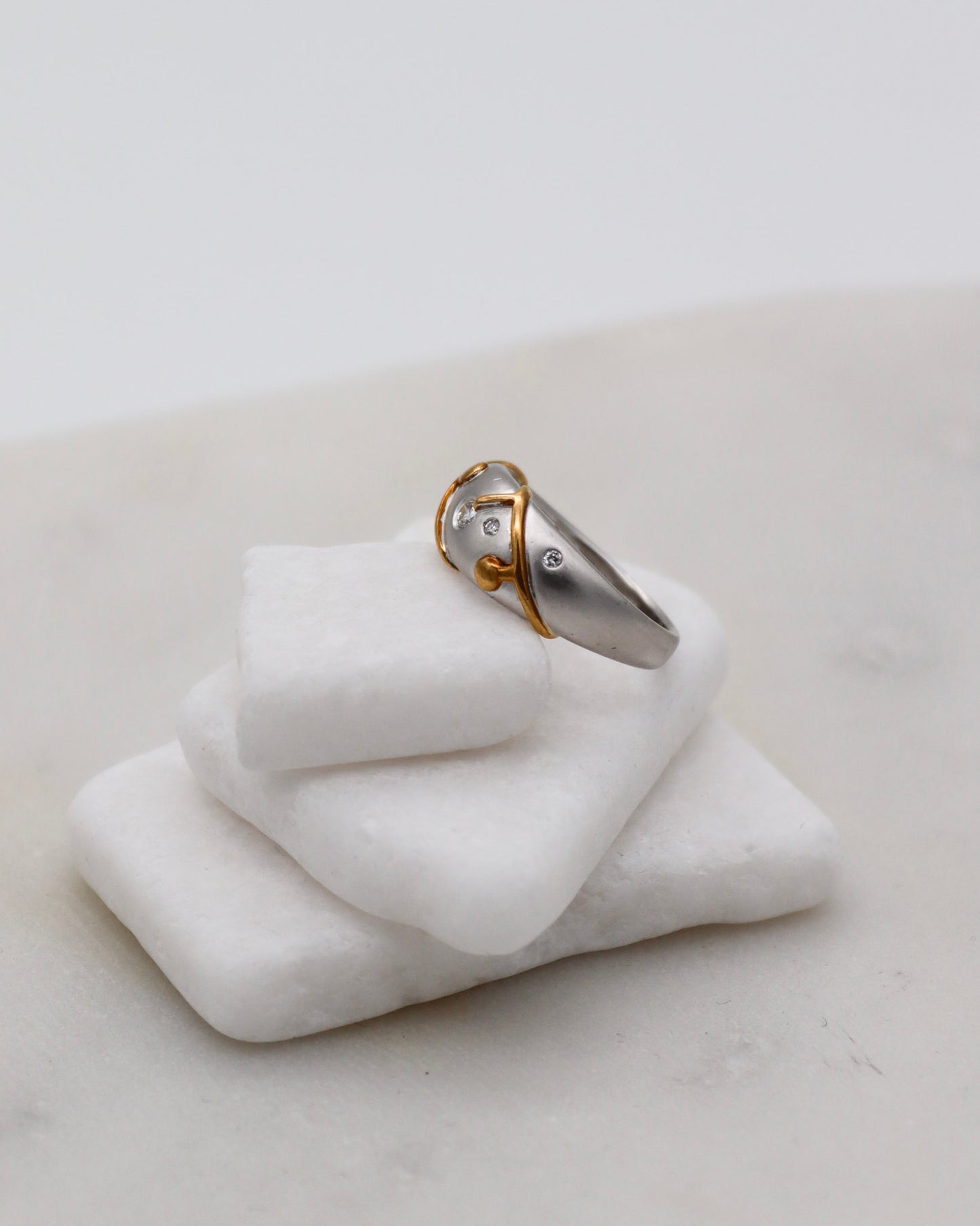 Vintage-Ring Adrienne mit 0.13ct Brillanten im Punkt-Strich-Muster, 950/-Platin & 750/-Gelbgold – moderner Bicolor-Look aus München und Augsburg