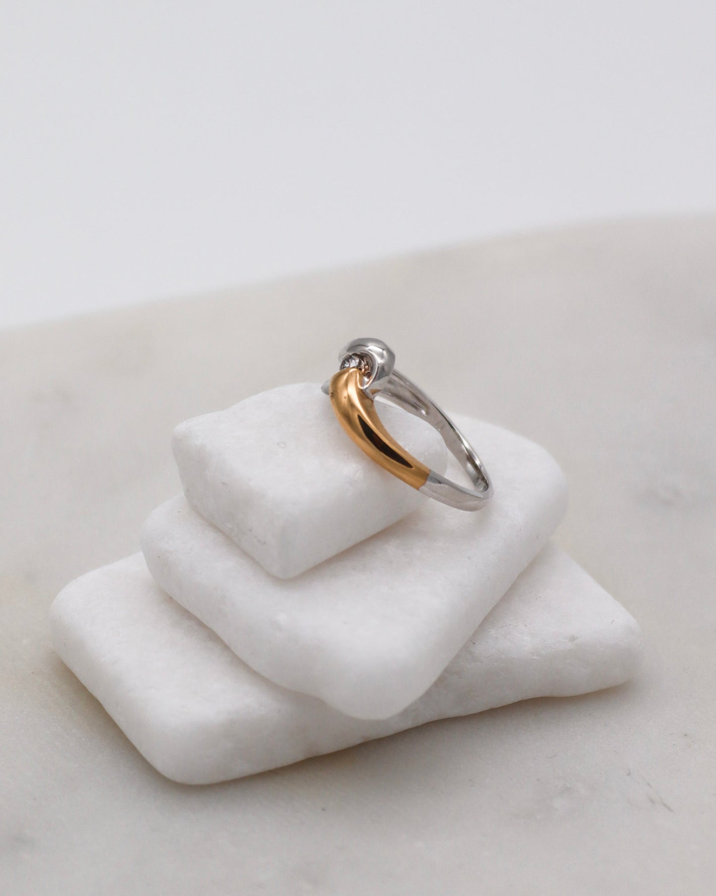 Vintage-Ring Brittany mit 0.07ct Brillant, geschwungene Bicolor-Ringschiene aus 585/-Gelb- & Weißgold – erhältlich in München und Augsburg