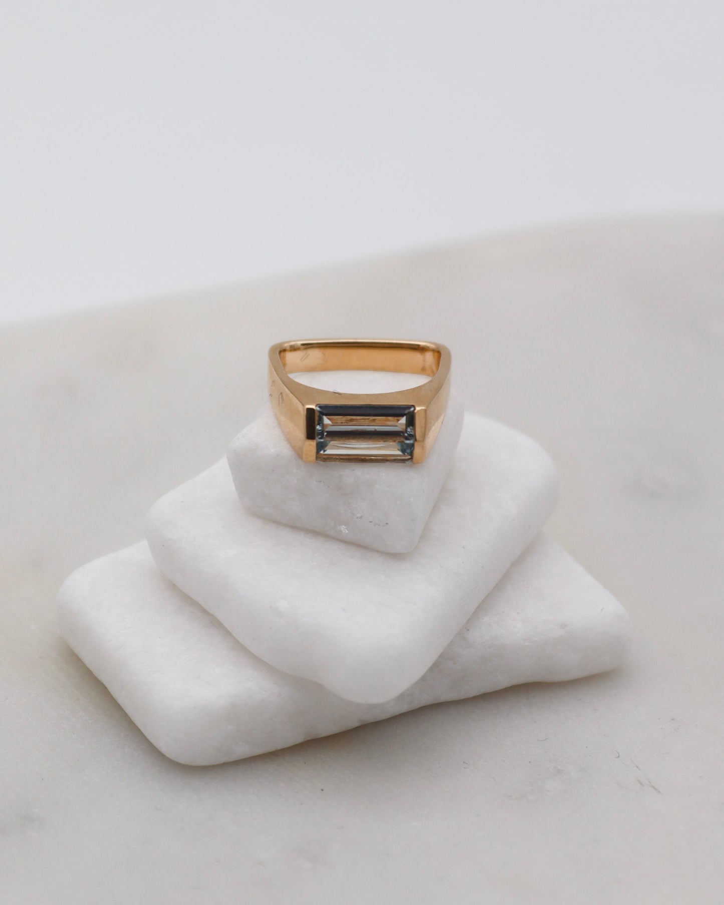 Vintage-Ring Christina mit 1.64ct Aquamarin im Baguette-Stil, Invisible Setting & kantige Ringschiene aus 585/-Gelbgold – München und Augsburg