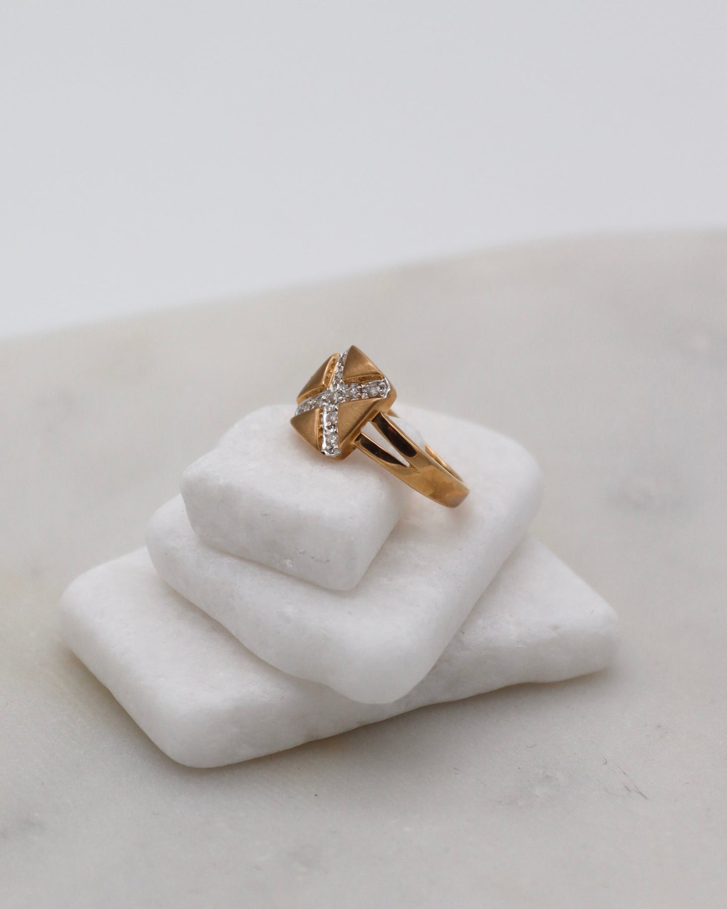 Vintage-Ring Dominique mit 0.18ct Brillanten im Kreuzdesign, gespaltene Bicolor-Ringschiene aus 585/-Gelb- & Weißgold – München und Augsburg