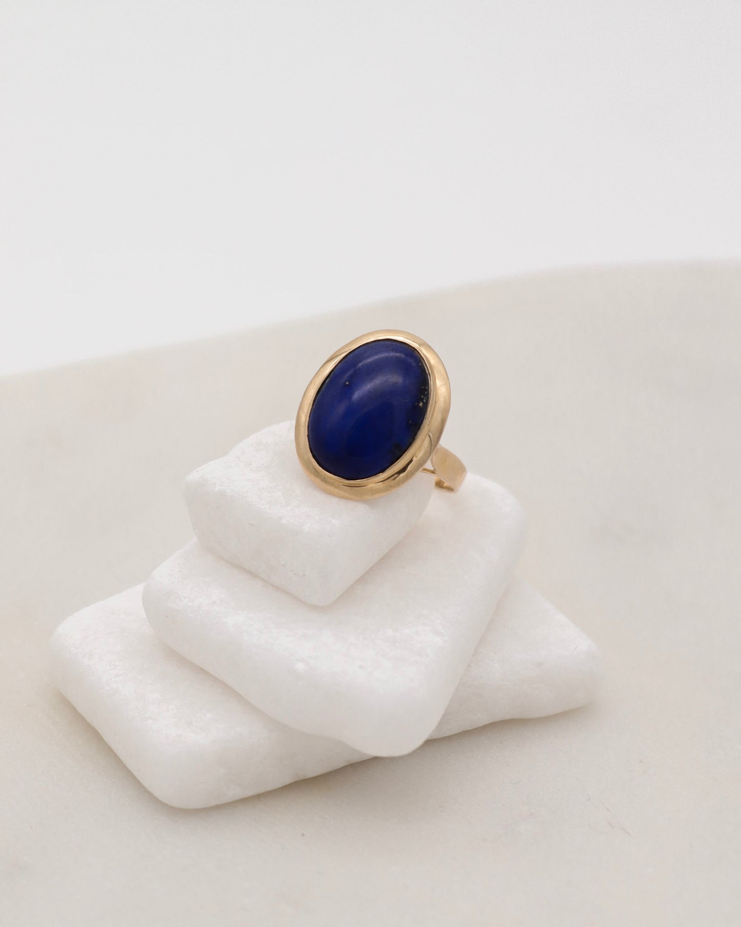 Vintage-Ring Elise mit 1.50ct ovalem Lapis Lazuli in Bezel- & Cathedral-Fassung, 585/-Gelbgold – zeitlose Eleganz aus München und Augsburg