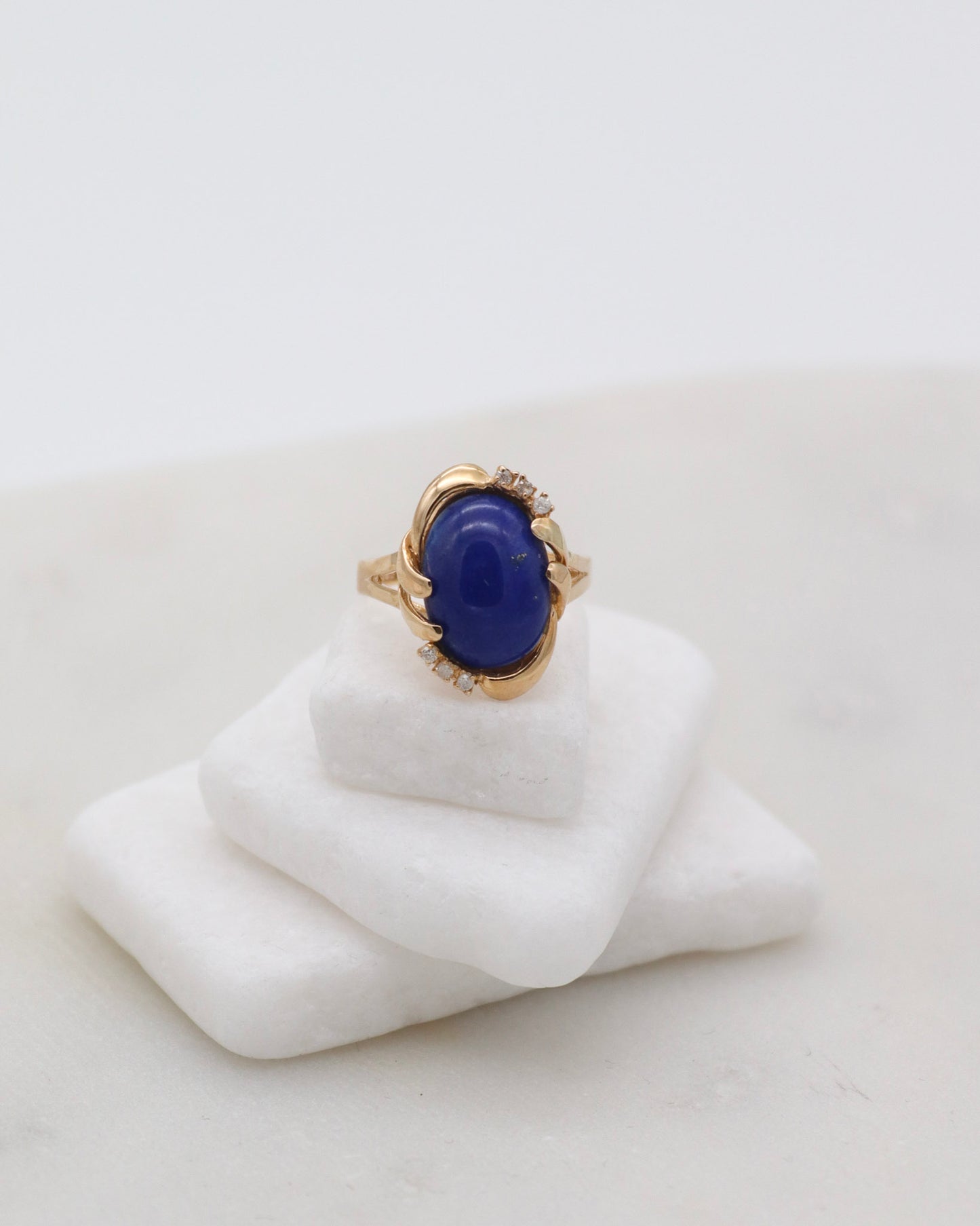 Vintage-Ring Francine mit 1ct Lapis Lazuli & 0.06ct Brillanten, extravagante Bezel- & Cathedral-Fassung in 585/-Gelbgold – München und Augsburg