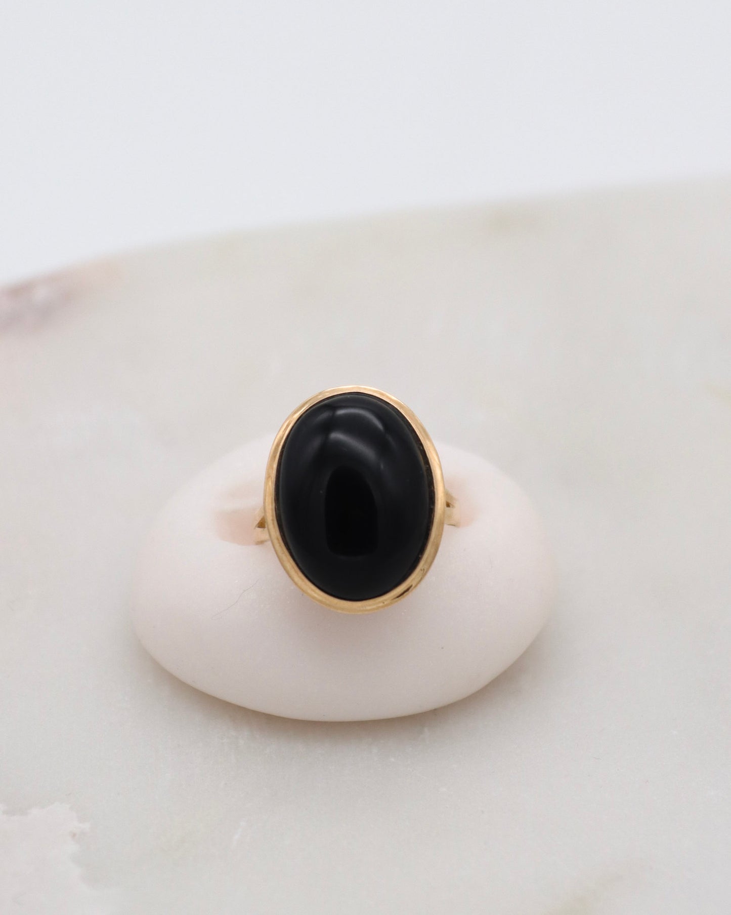 Vintage-Ring Mira mit 3ct ovalem Onyx in Bezel- & Cathedral-Fassung aus 585/-Gelbgold – zeitloser Klassiker aus München und Augsburg