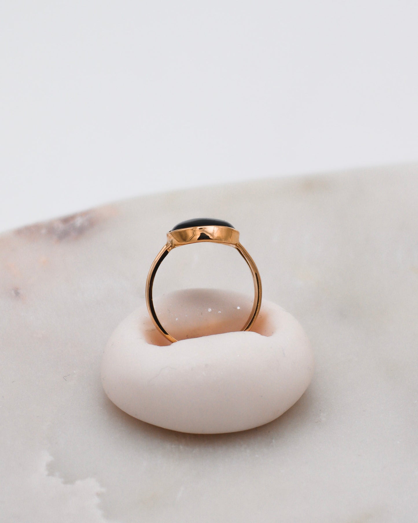 Vintage-Ring Violet mit 2ct ovalem Onyx in Bezelsetting, gespaltene Ringschiene aus 585/-Gelbgold – erhältlich in München und Augsburg