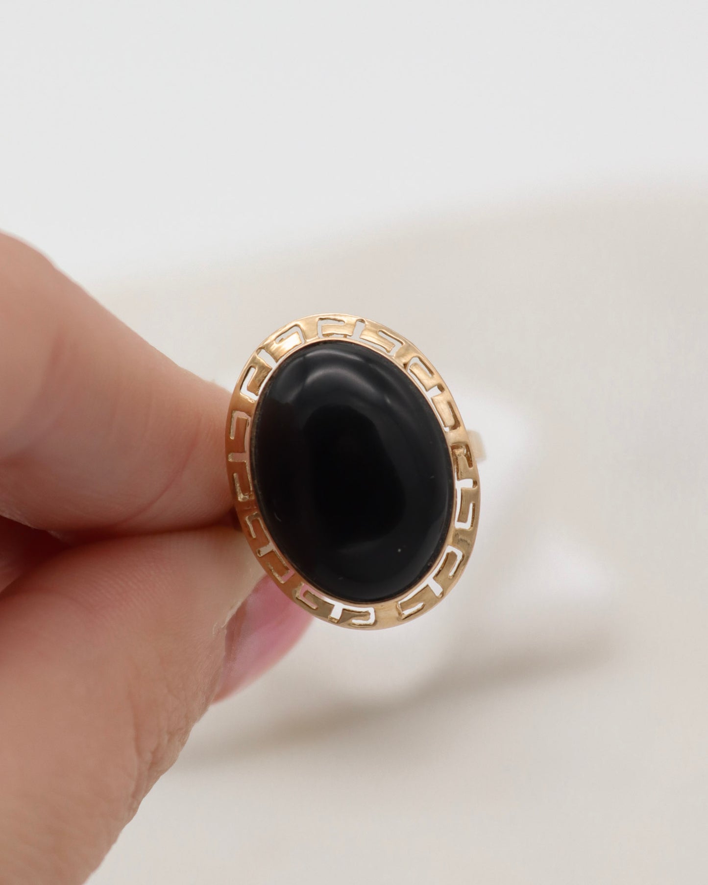 Vintage-Ring Lilith mit 2.5ct ovalem Onyx, Bezel- & Cathedral-Fassung aus 585/-Gelbgold, inspiriert vom antiken Stil – München und Augsburg
