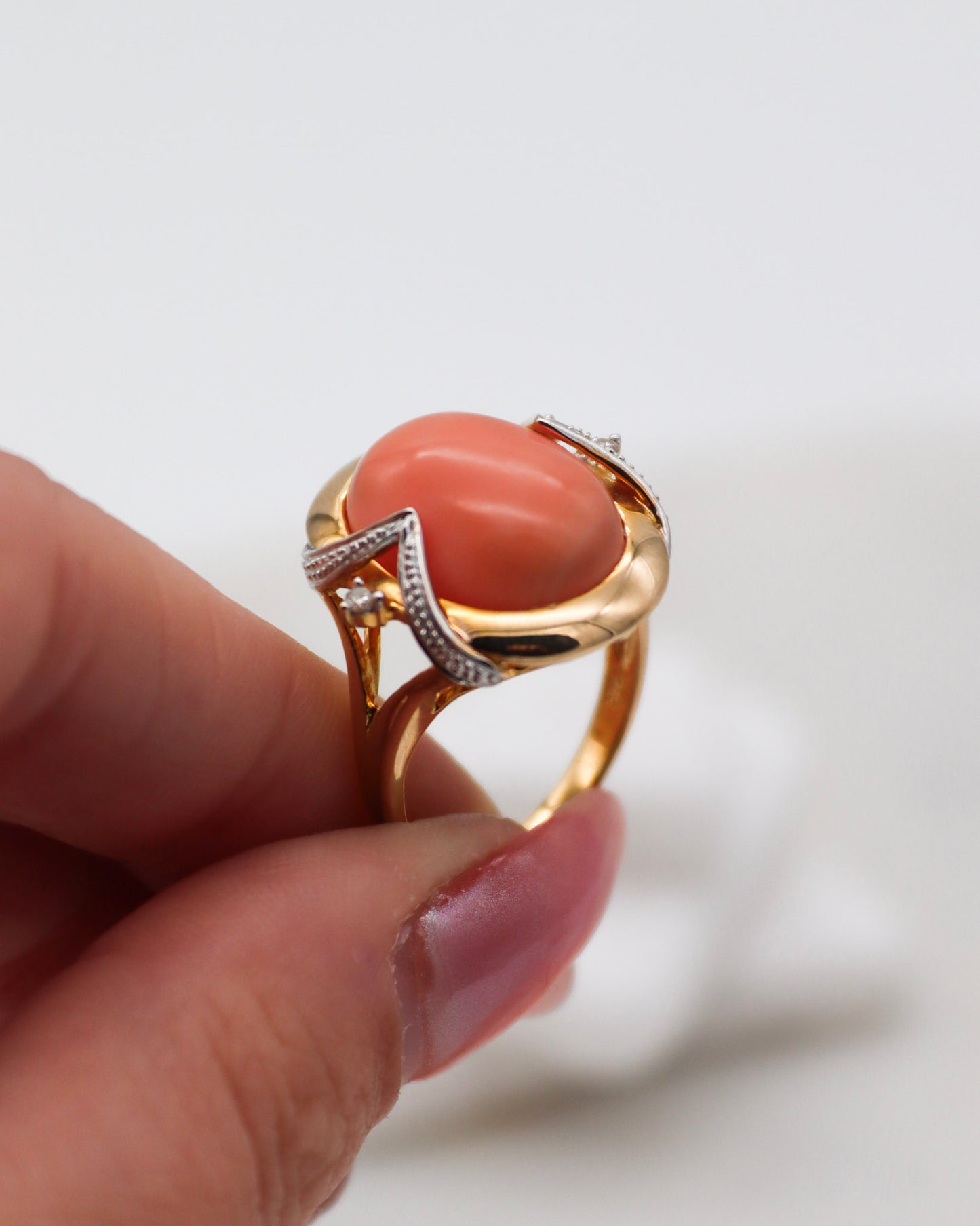 Vintage-Ring Monica mit ovaler Koralle & 2 Brillanten in Bezel- & Bicolor-Fassung aus 585/-Gelb- und Weißgold – erhältlich in München und Augsburg