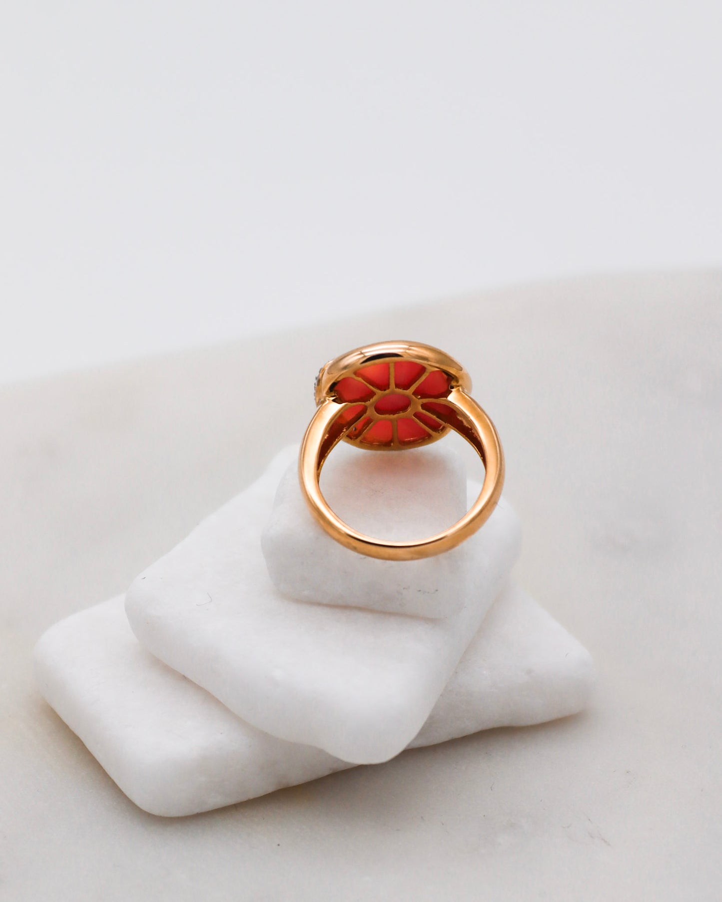 Vintage-Ring Naomi mit ovaler Koralle & 2 Brillanten in kunstvoller Zargenfassung aus 585/-Gelb- & Weißgold – erhältlich in München und Augsburg