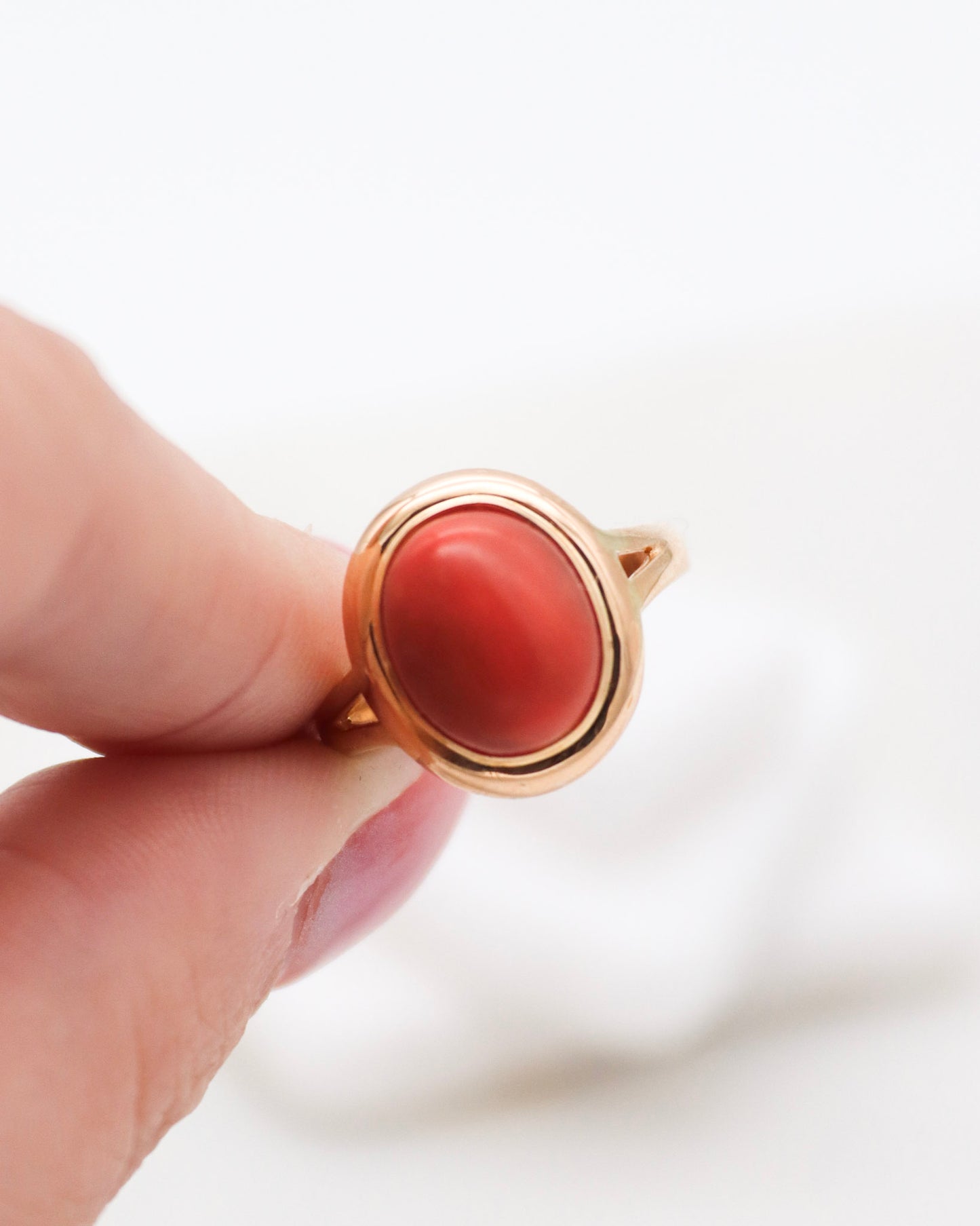 Vintage-Ring Ophelia mit ovaler Koralle in Bezel- & Cathedral-Fassung, gespaltene Ringschiene aus 585/-Gelbgold – erhältlich in München und Augsburg