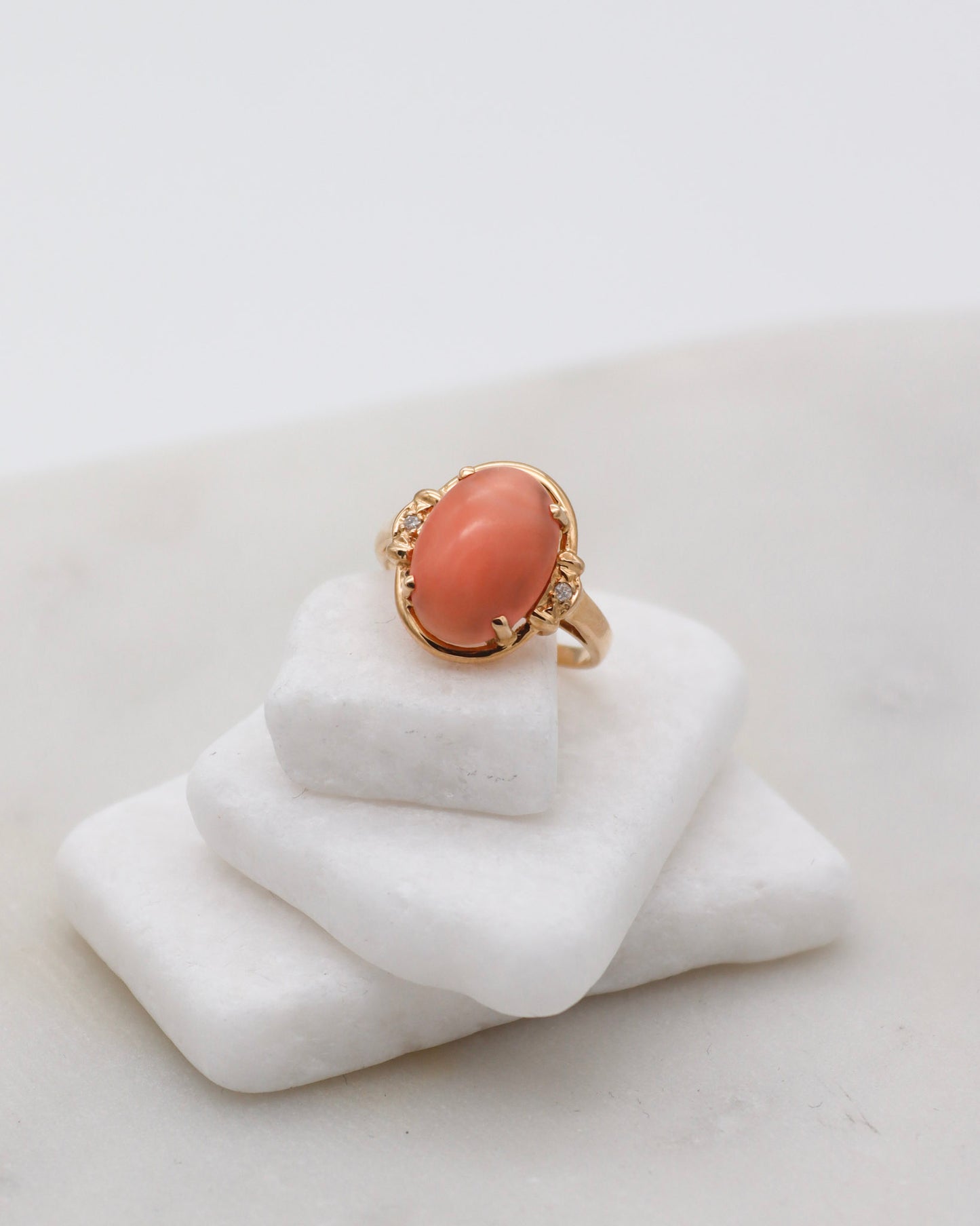 Vintage-Ring Susannah mit ovaler Koralle & Brillanten in 585/-Gelbgold, Krappen- & Cathedral-Fassung – erhältlich in München und Augsburg