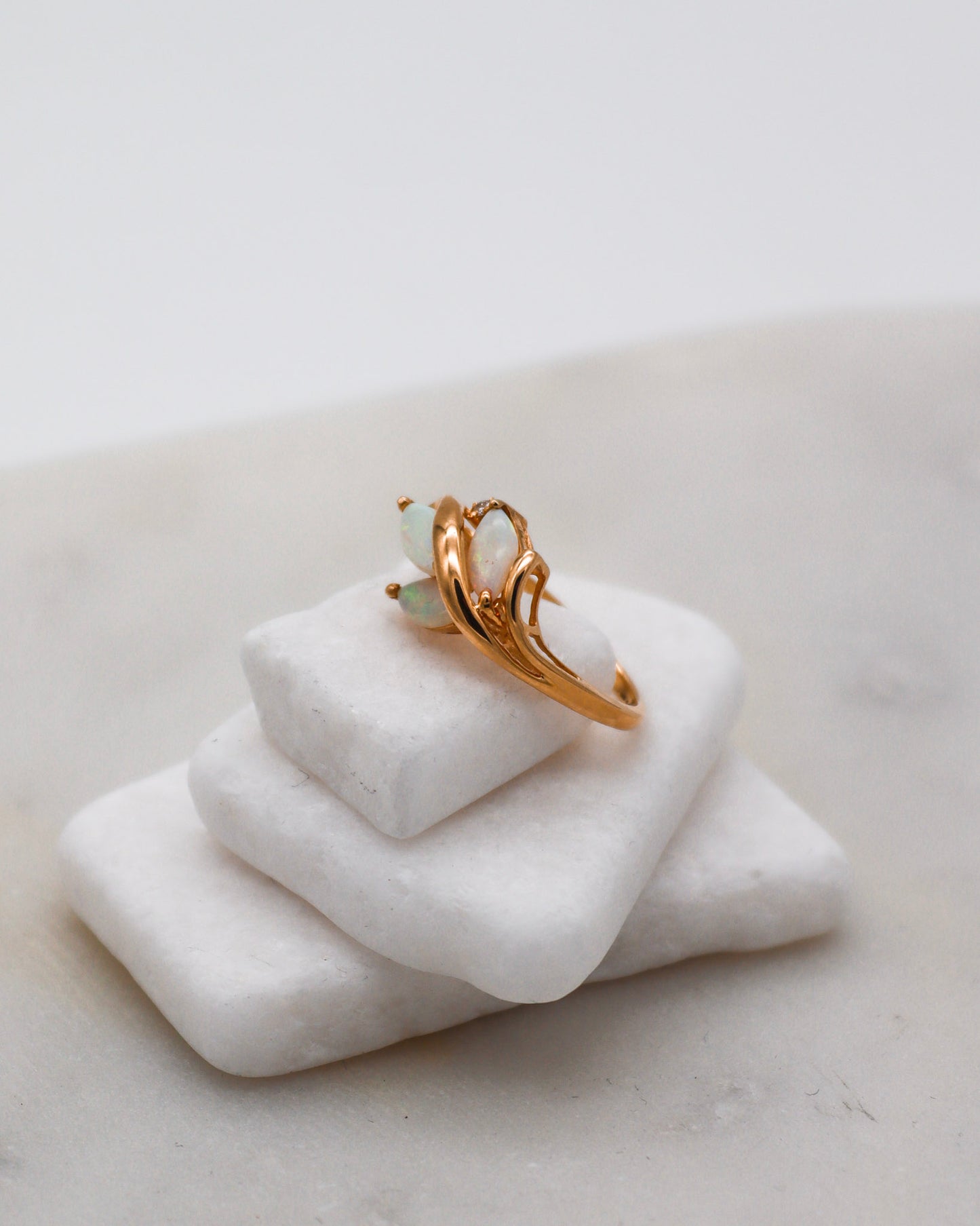 Vintage-Ring Teresa mit Opalen und Brillant im floralen Design