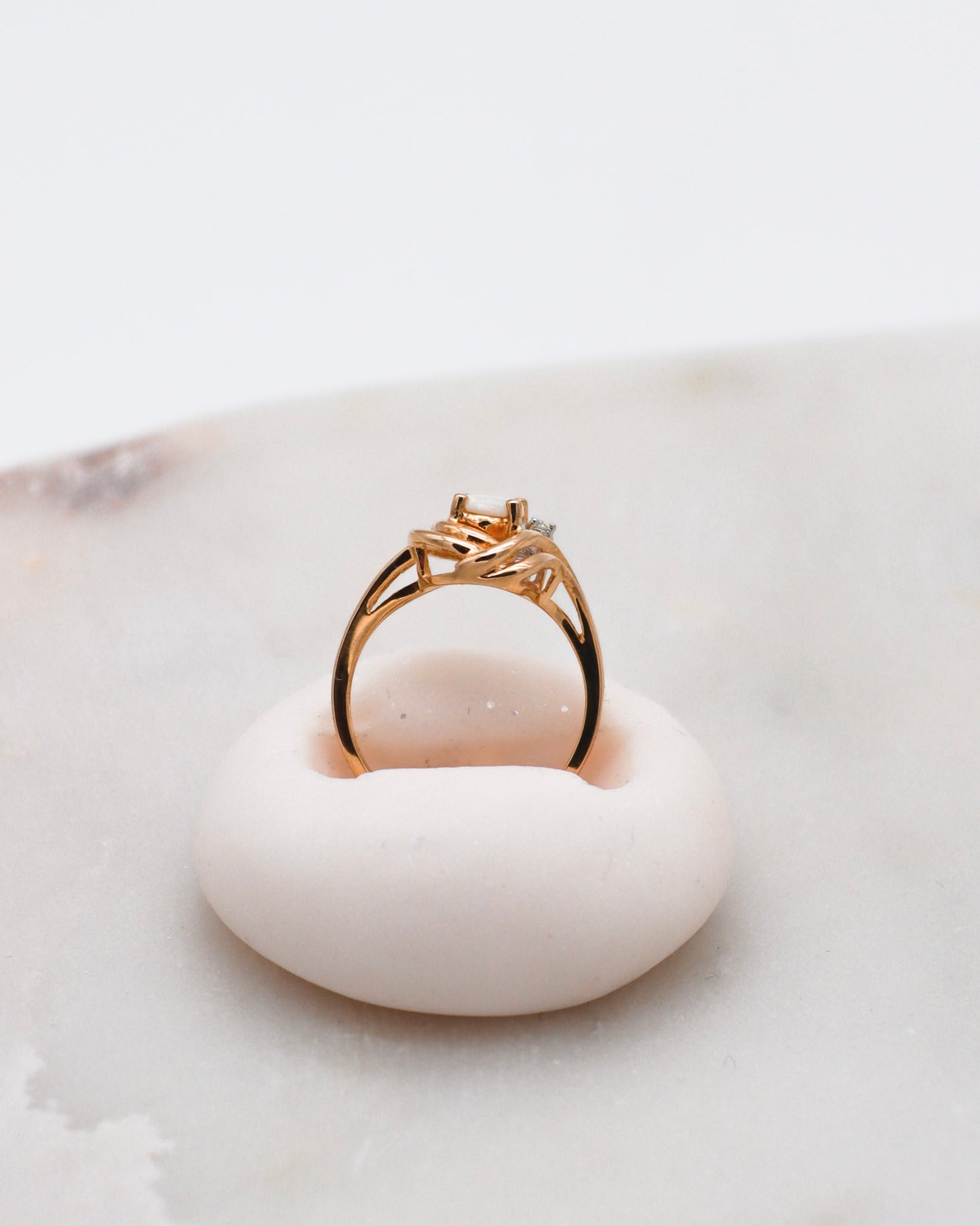 Vintage-Ring Zoe mit 0.50ct Opal und Diamanten in 585/-Gelbgold, zartes Design mit Farbspiel – erhältlich in München und Augsburg