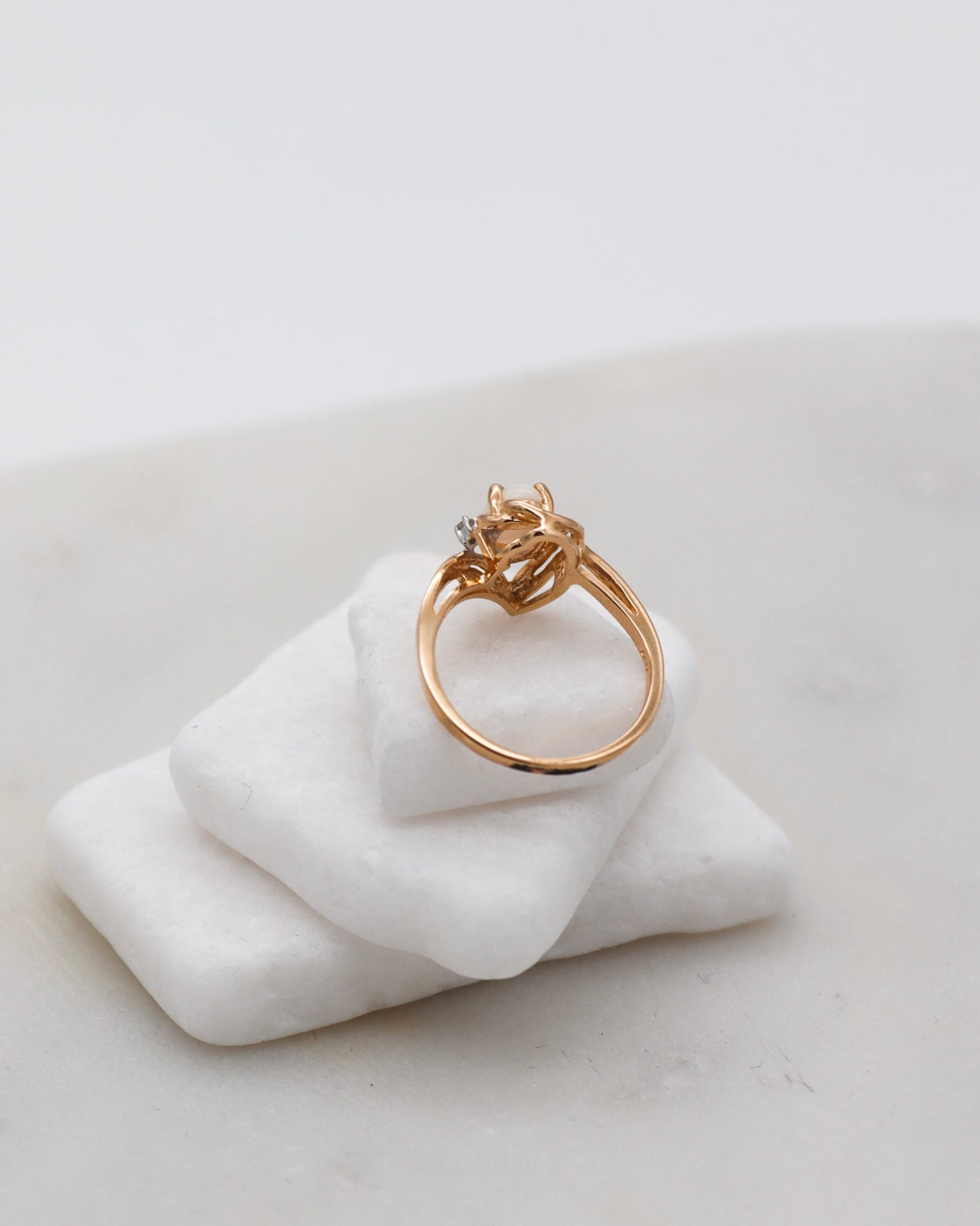 Vintage-Ring Amber mit 0.25ct Opal und Brillant in 585/-Gelbgold, zarte Fassung und irisierender Schimmer – erhältlich in München und Augsburg