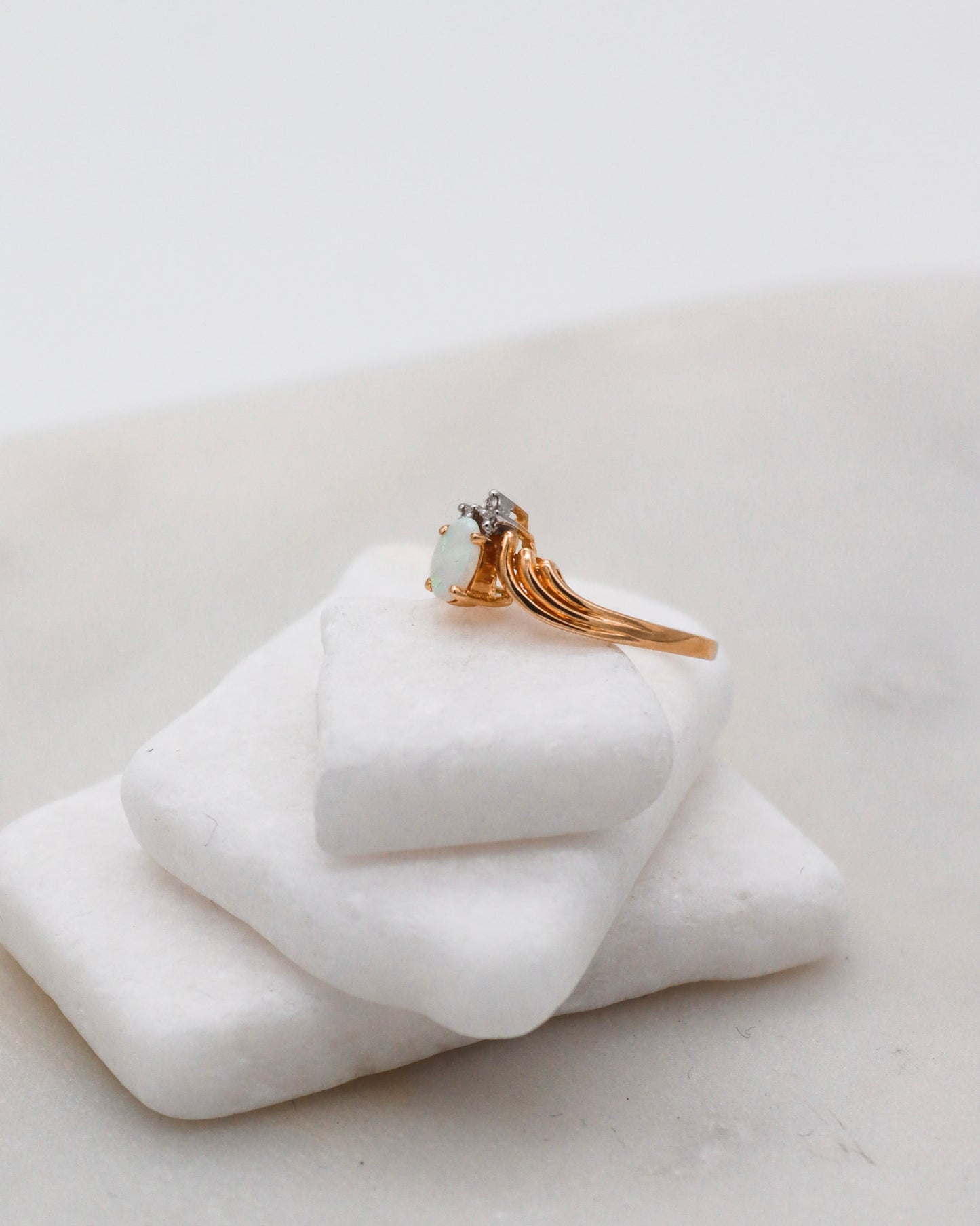 Vintage-Ring Margaret mit 0.08ct Opal und Brillanten in 585/-Gelbgold, geschwungene Struktur – erhältlich in München und Augsburg