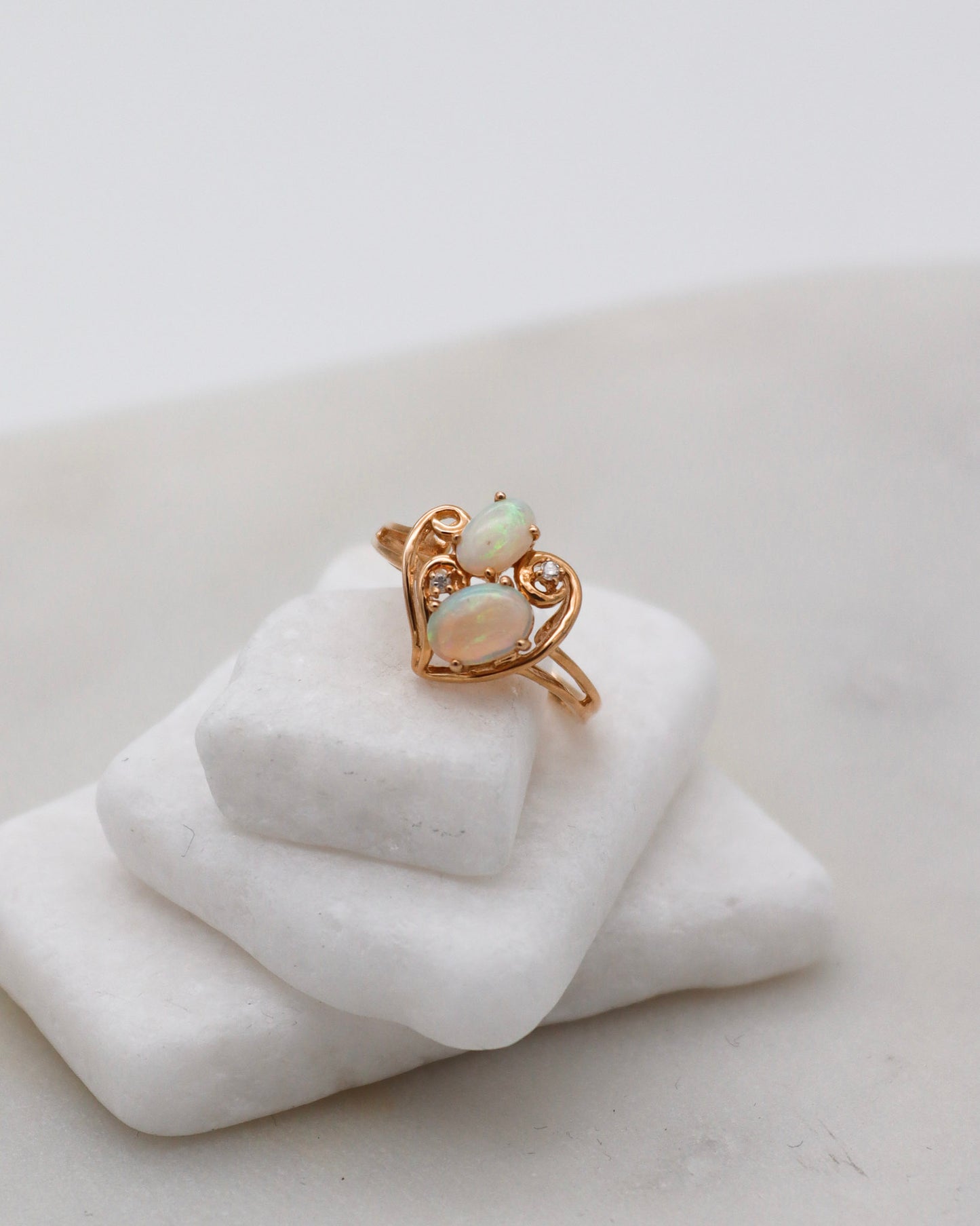 Vintage-Ring Estelle mit 0.40ct Opalen & Brillanten in 585/-Gelbgold, romantisches Herzdesign – erhältlich in München und Augsburg