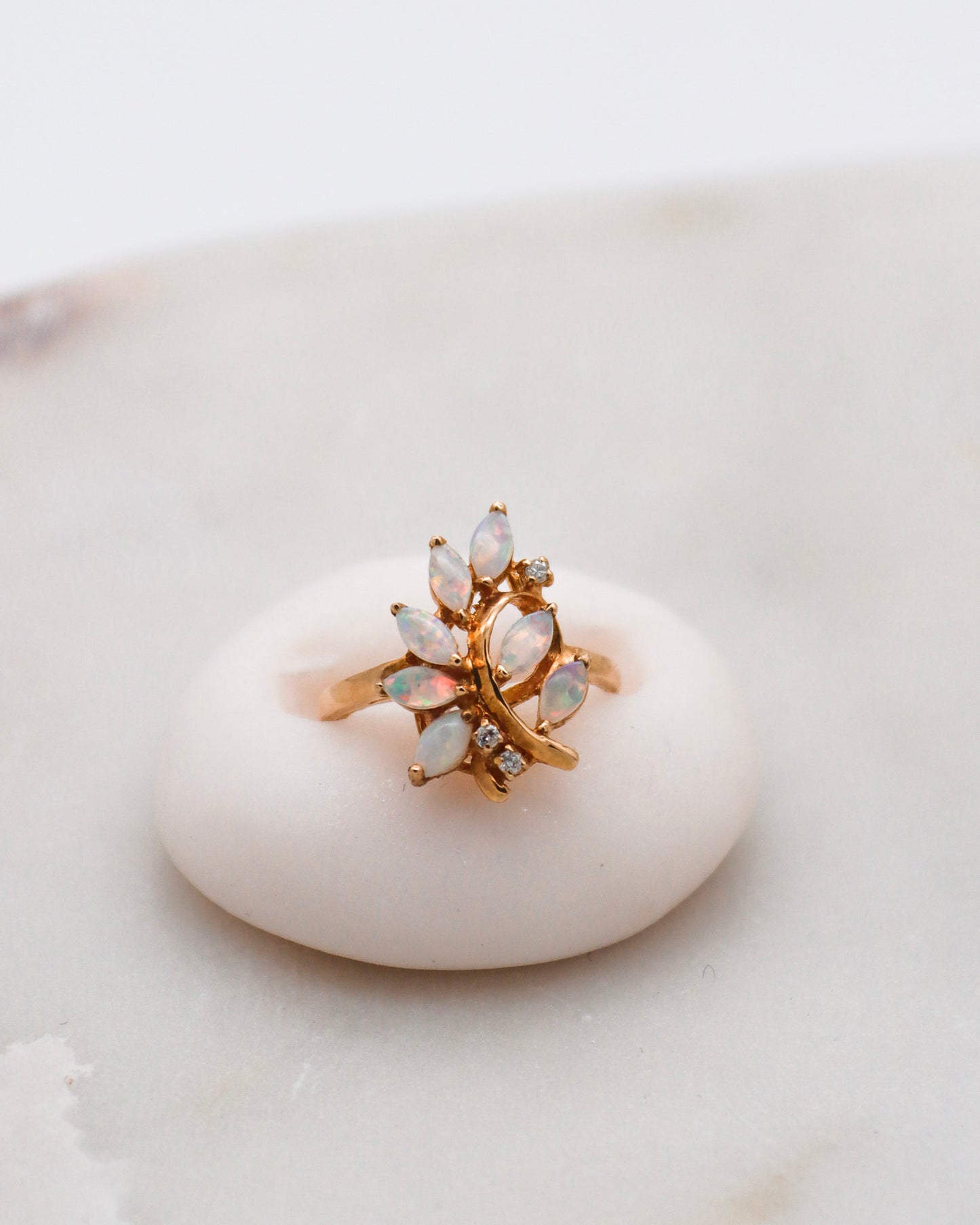 Vintage-Ring Felicia mit 0.20ct Opalen & 0.05ct Brillanten in 585/-Gelbgold, florales Design – erhältlich in München und Augsburg