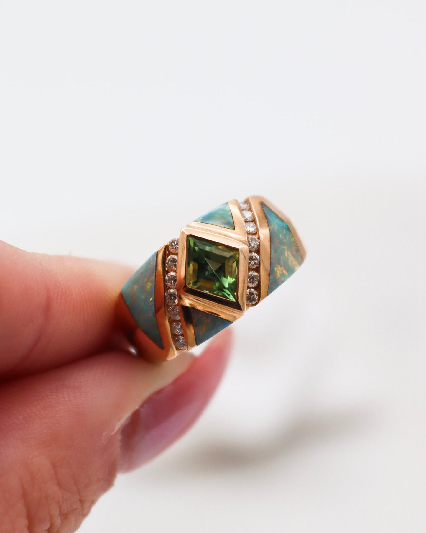 Vintage-Ring Hedy mit 0.5ct Peridot, Opalen & Brillanten in 585/-Gelbgold – erhältlich in München und Augsburg