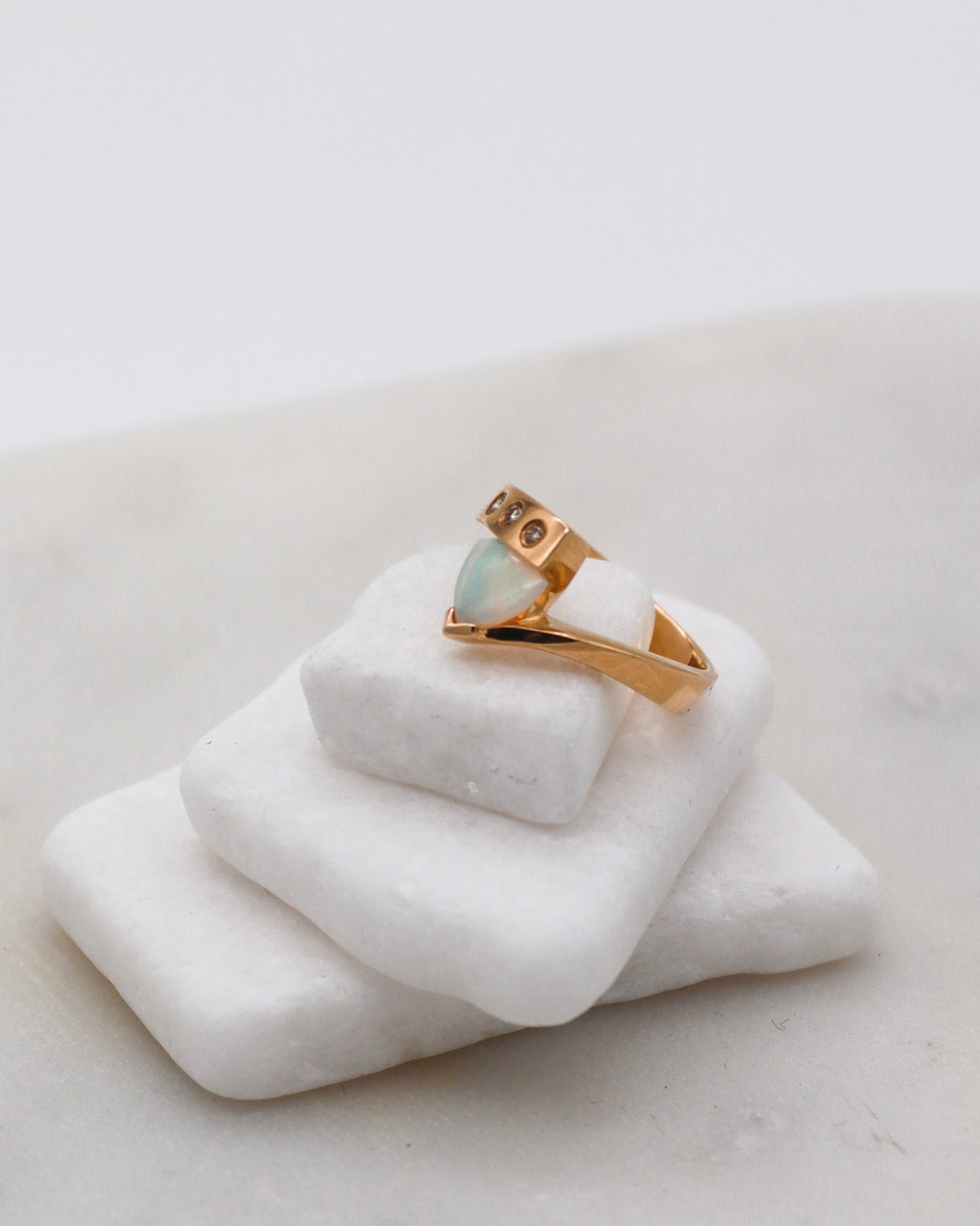 Vintage-Ring Janelle mit 0.30ct Trillantform-Opal & Brillanten in 585/-Gelbgold – erhältlich in München und Augsburg
