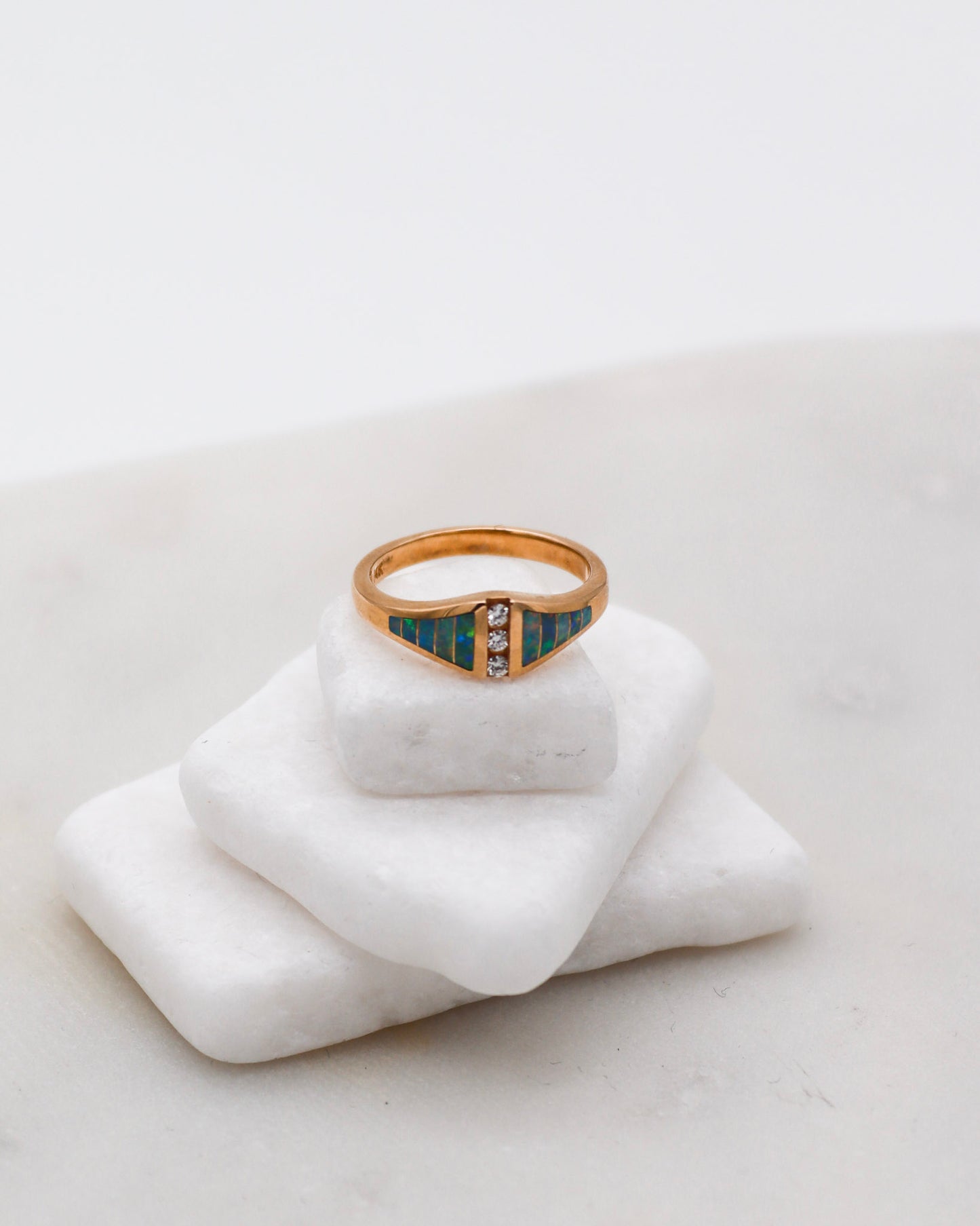 Vintage-Ring Kim mit 0.10ct Tapered-Opalen & 0.06ct Brillanten in 585/-Gelbgold – erhältlich in München und Augsburg