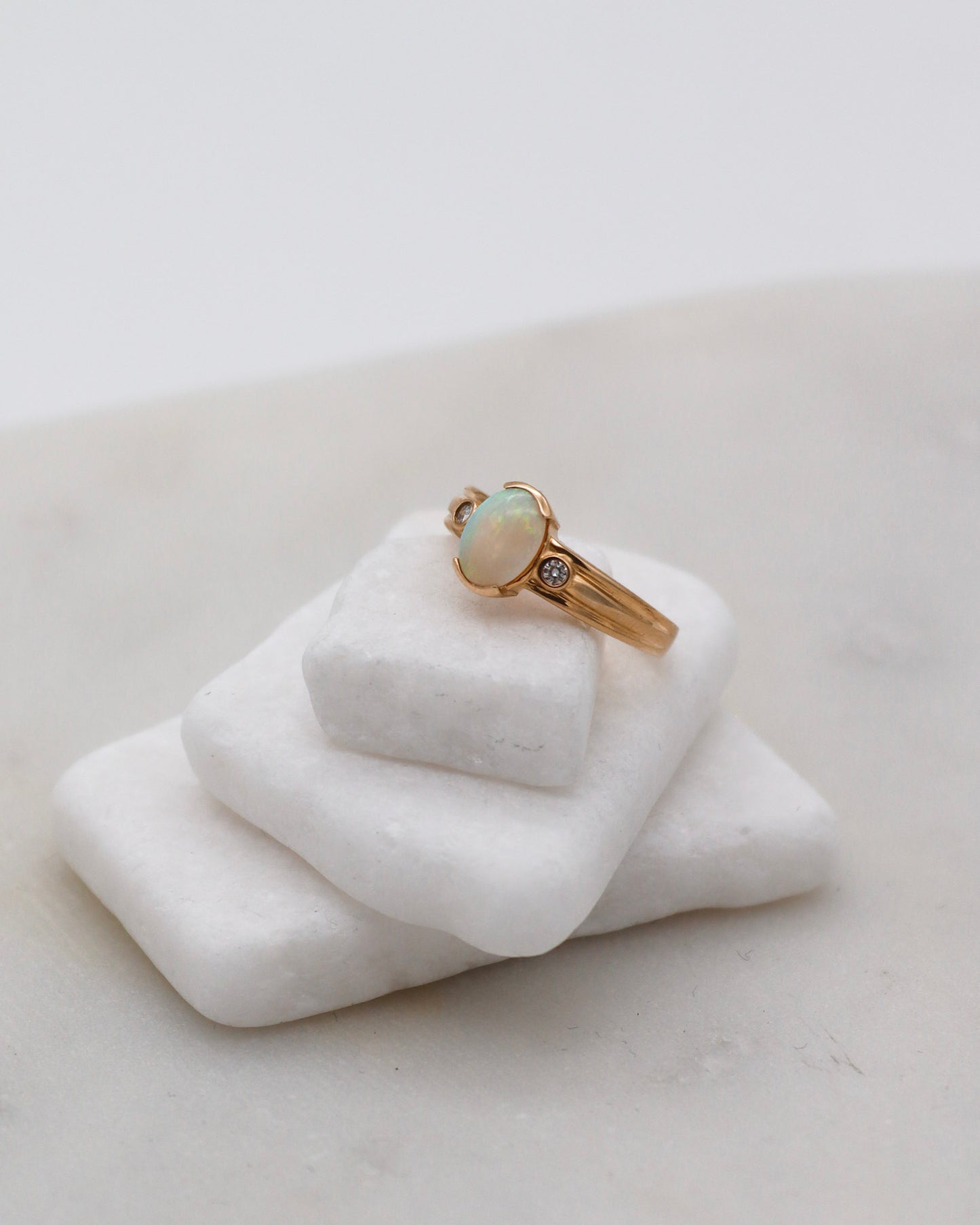 Vintage-Ring Lisa mit 0.30ct Opal & 0.04ct Brillanten in 585/-Gelbgold – erhältlich in München und Augsburg