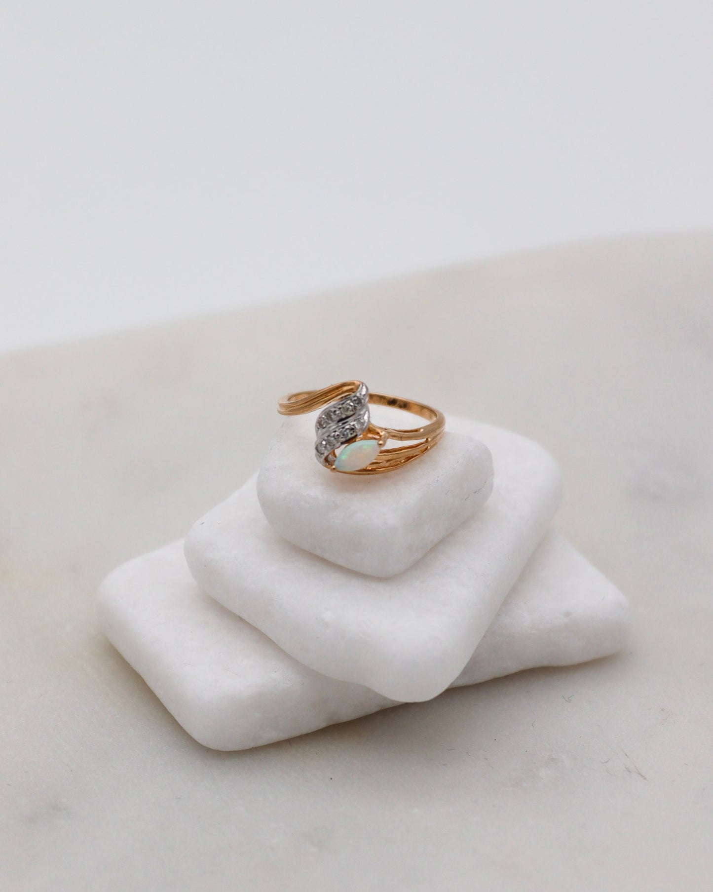 Vintage-Ring Nicole mit 0.05ct Marquise-Opal & 0.04ct Brillanten in 585/-Gelbgold & Weißgold – erhältlich in München und Augsburg