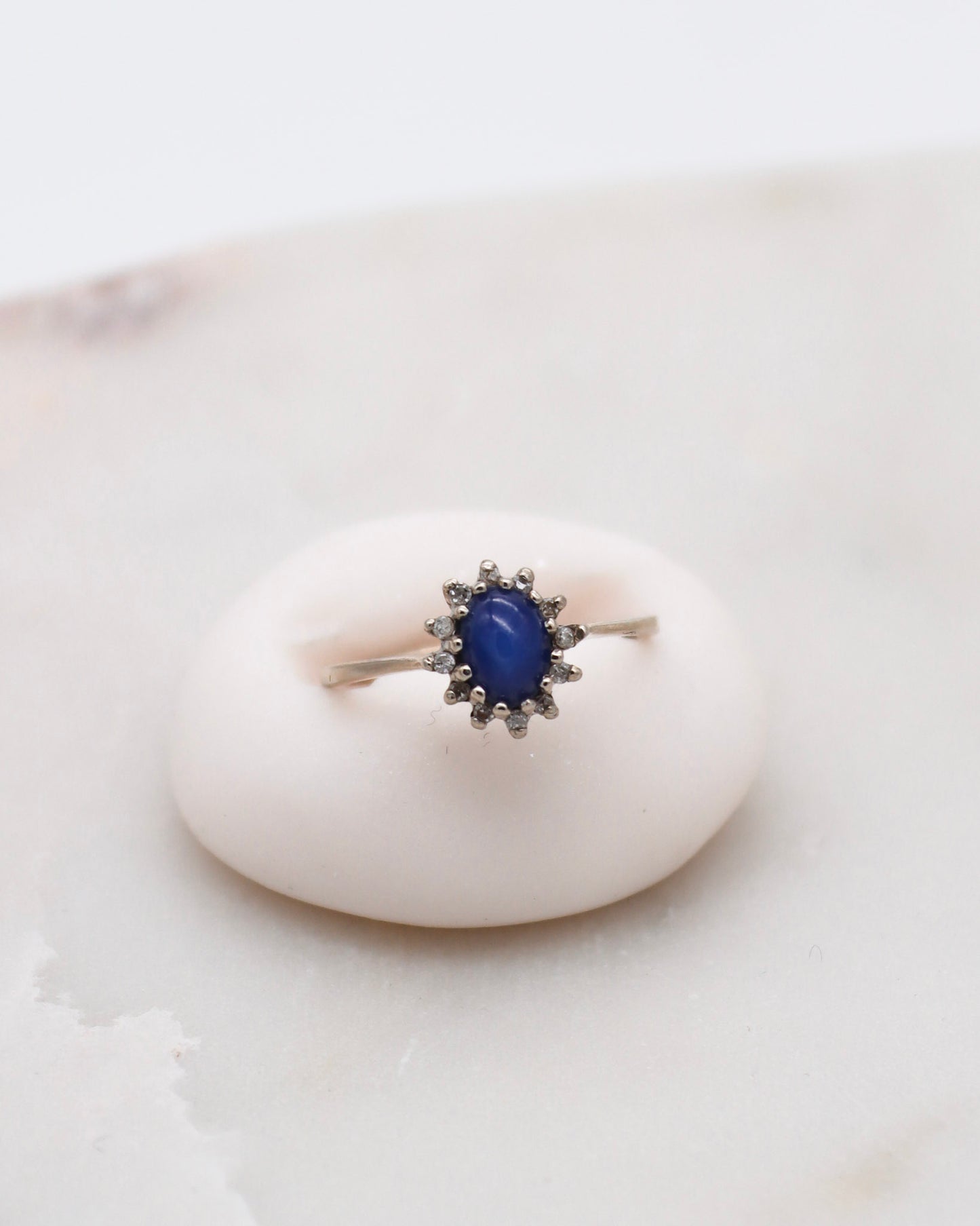 Vintage-Ring Liliane mit Saphir und Stern-Halo aus Brillanten