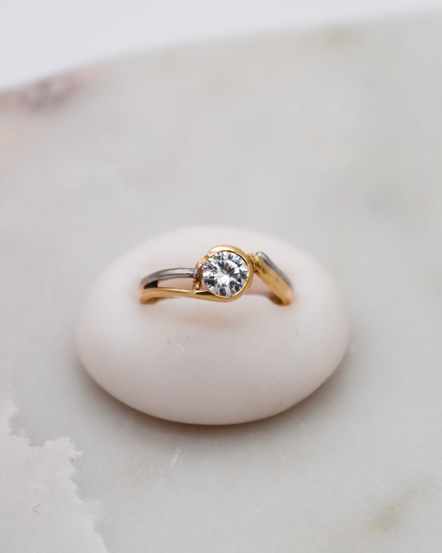 Vintage-Ring Doreen mit 1ct Zirkonia in Bezel-Fassung, gespaltene Bicolor-Ringschiene aus 585/-Gelb- & Weißgold – erhältlich in München und Augsburg