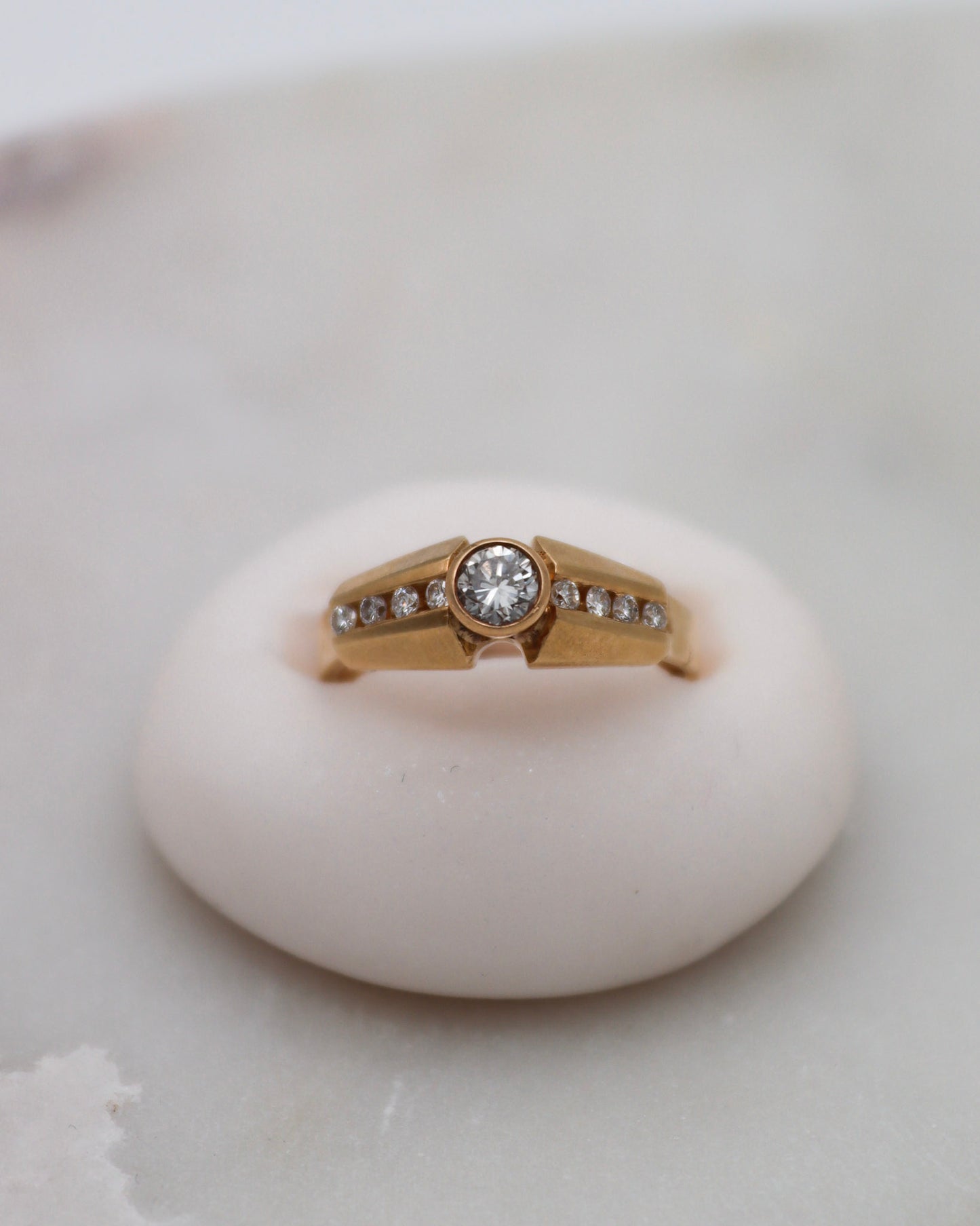 Vintage-Ring Clarisse mit 0.28ct Mittelstein & 0.20ct seitlichen Brillanten in Bezel- & Kanalfassung, 585/-Gelbgold – erhältlich in München und Augsburg