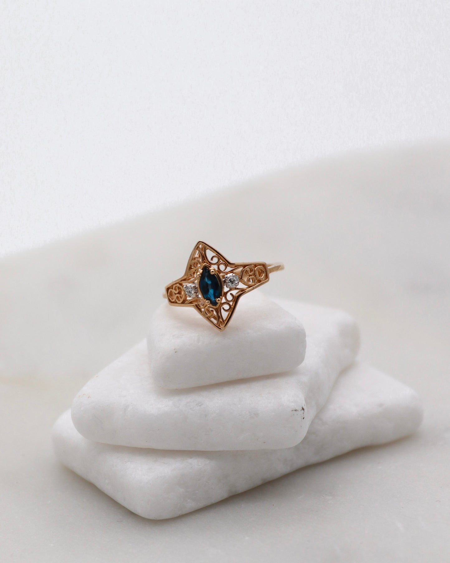 Vintage-Ring Joan aus 585er Gelbgold mit 0.35ct Marquise-Saphir und 0.03ct Diamanten. Art-Déco-Stil mit kunstvollen Details, erhältlich in München und Augsburg
