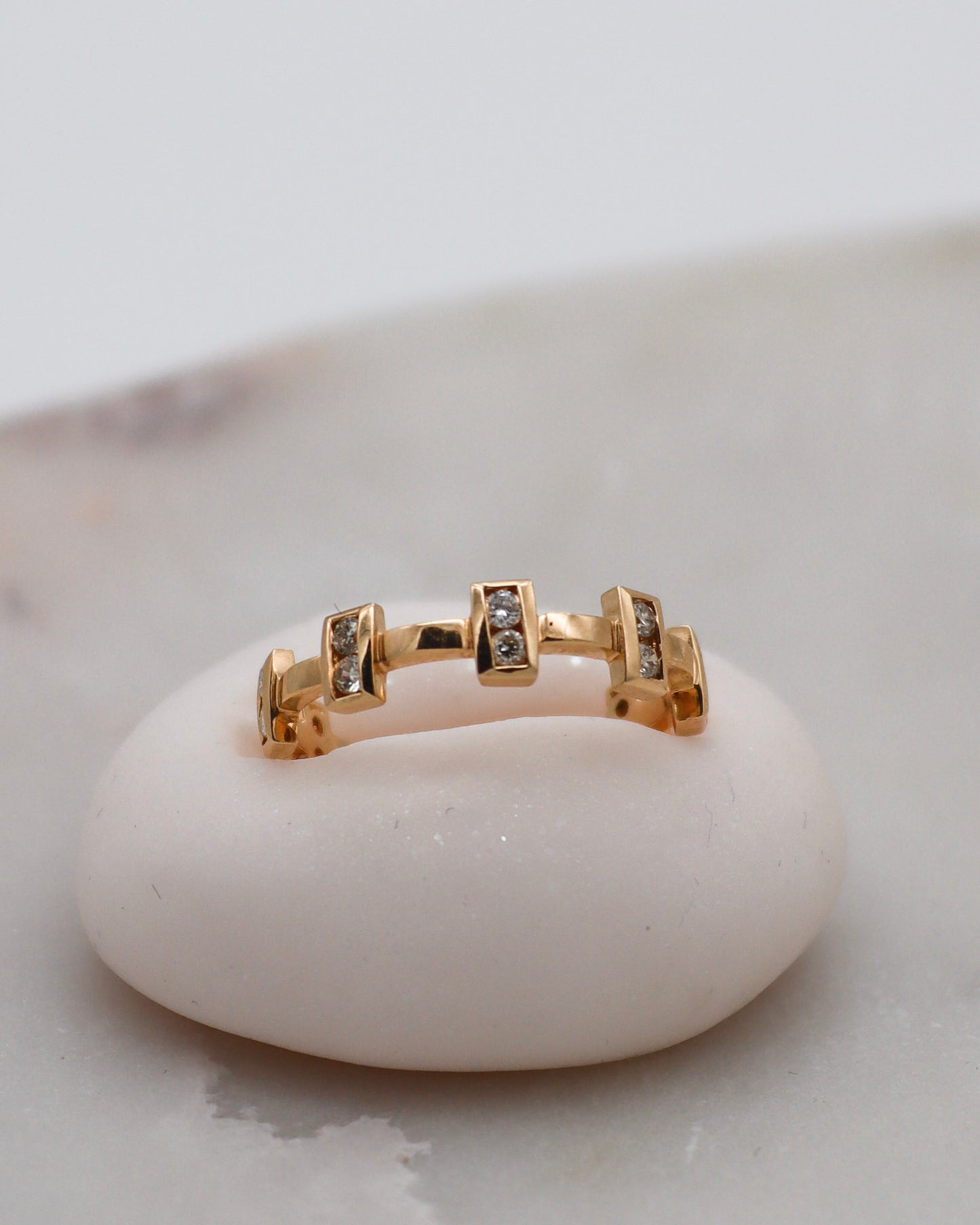 Vintage-Ring Mia mit 1.0ct Brillant und 14 Diamanten im Kronenstil, aus 585er Gold, erhältlich in München und Augsburg
