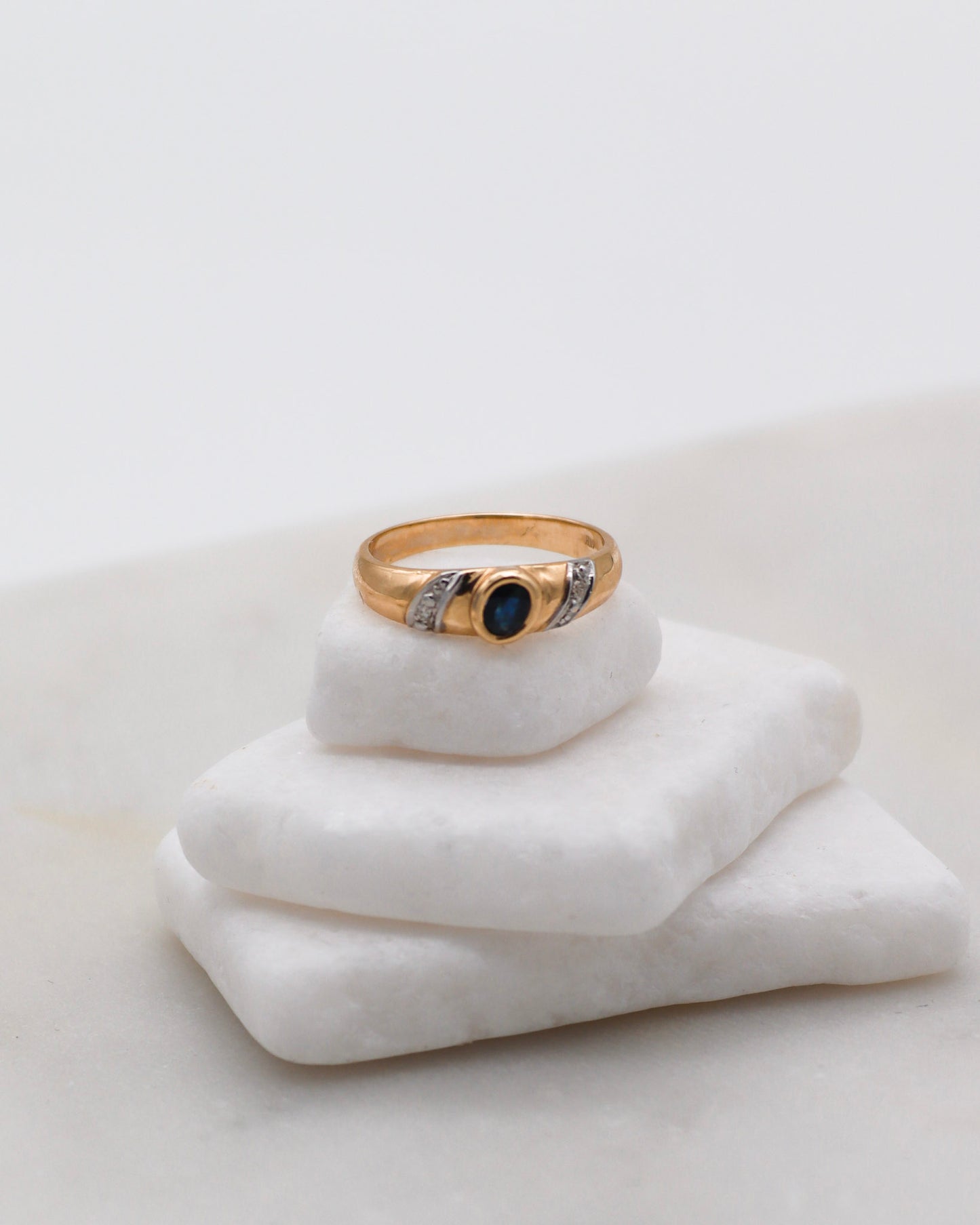 Vintage-Ring Kitt mit 0.24ct Smaragd und 0.02ct Diamanten in 585er Gelbgold und Weißgelbgold – erhältlich in München und Augsburg