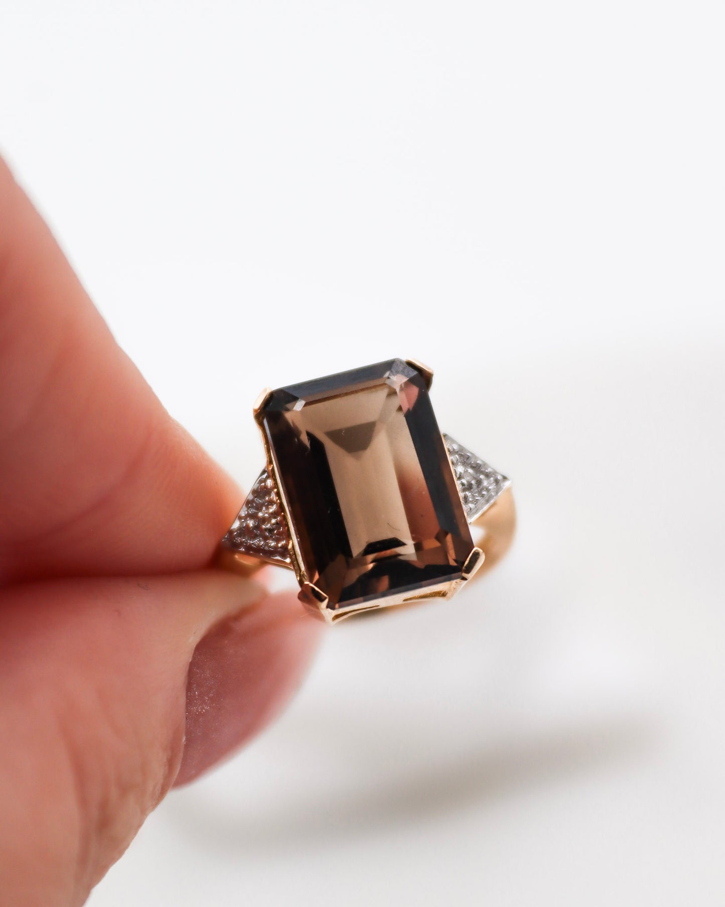 Vintage-Ring Brigitte mit 3ct Emerald-Rauchtopas, umrahmt von 2 Diamanten (je 0.02ct) in 585 Gelbgold – ideal für besondere Anlässe