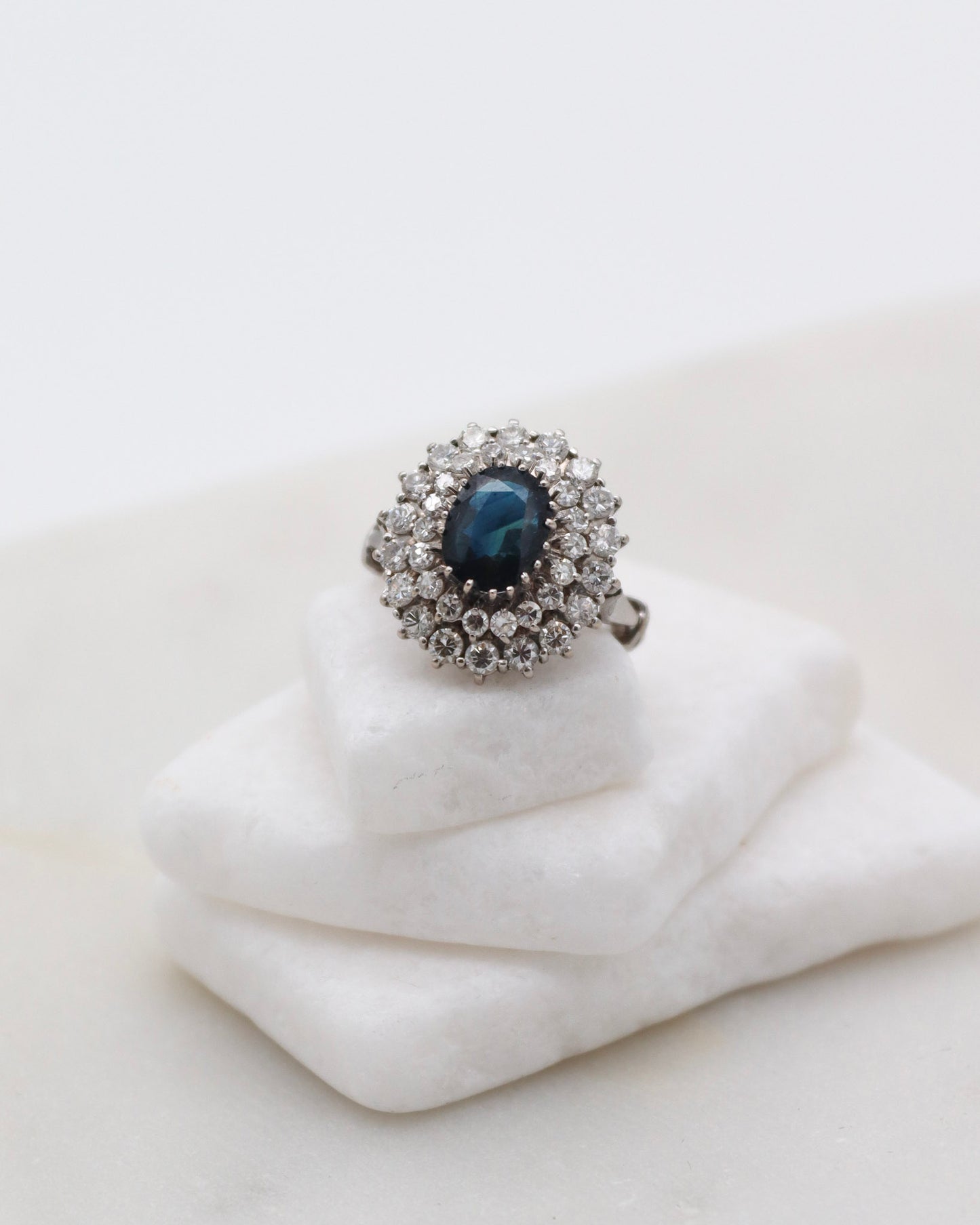 Vintage-Ring Diana mit ovalem Saphir und Double Halo aus Brillanten
