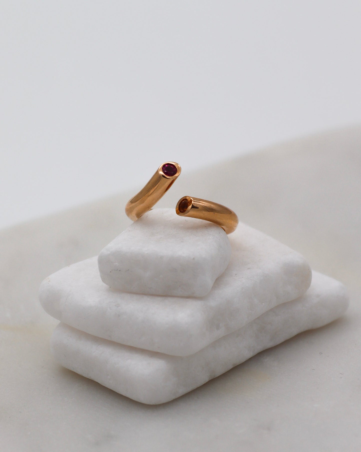 Vintage-Ring Eloise mit 0.05ct Rubin & 0.05ct Citrin in Bezel-Fassung, offenes Splitring-Design aus 585/-Gelbgold – erhältlich in München und Augsburg