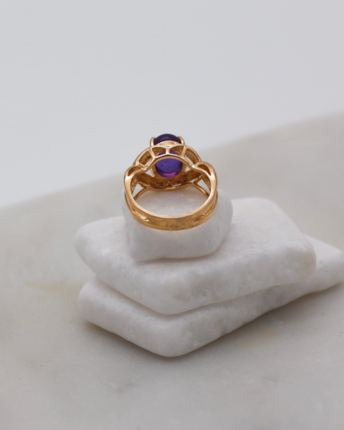Vintage-Ring Janice mit 2ct Amethyst-Cabochon, Schleifen-Ringschiene in 585/-Gelbgold – elegantes Design, erhältlich in München und Augsburg