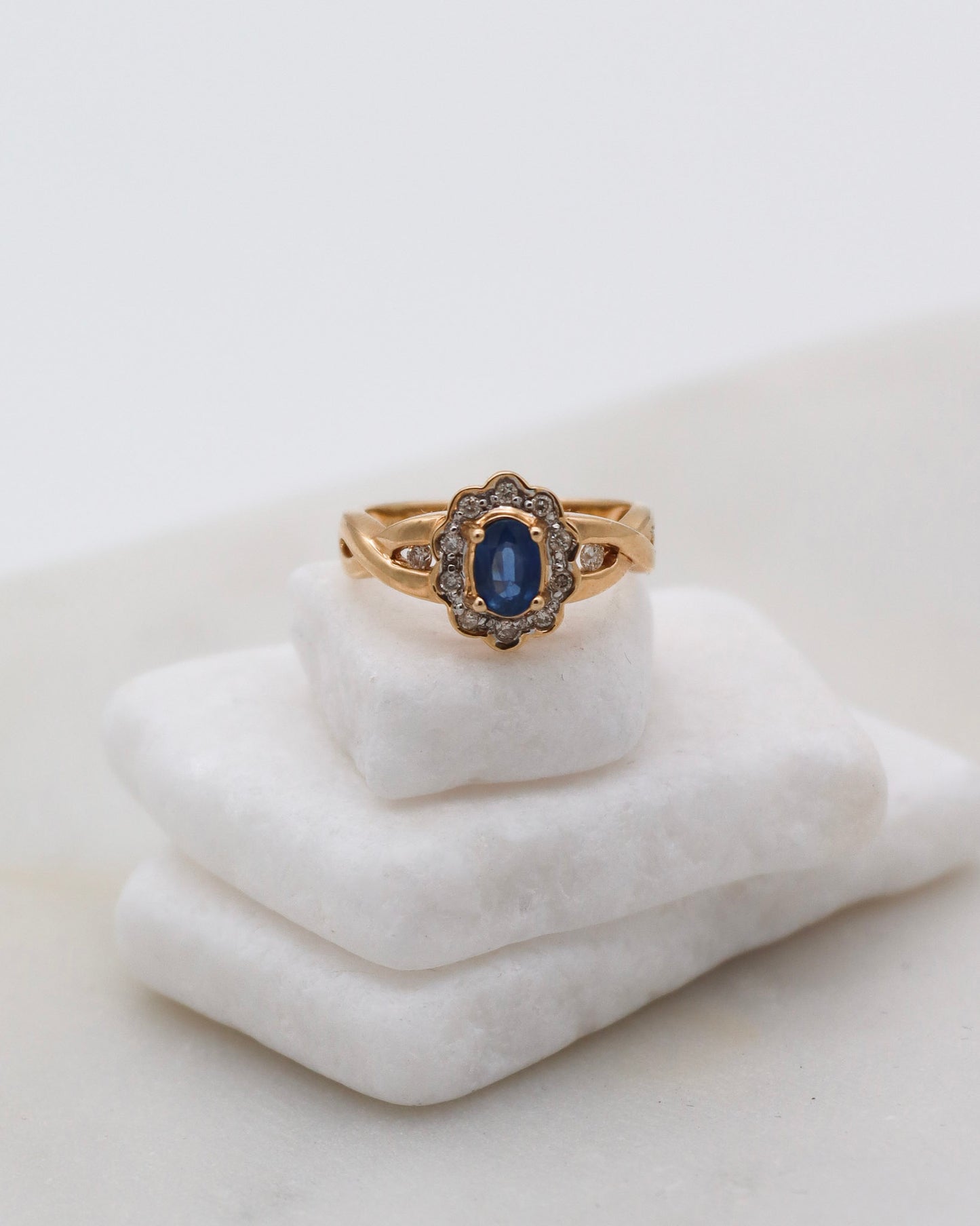 Vintage-Ring Nellie mit 0.59ct Saphir & 14 Diamanten, verdrehte Ringschiene in 585/-Gelbgold – erhältlich in München und Augsburg