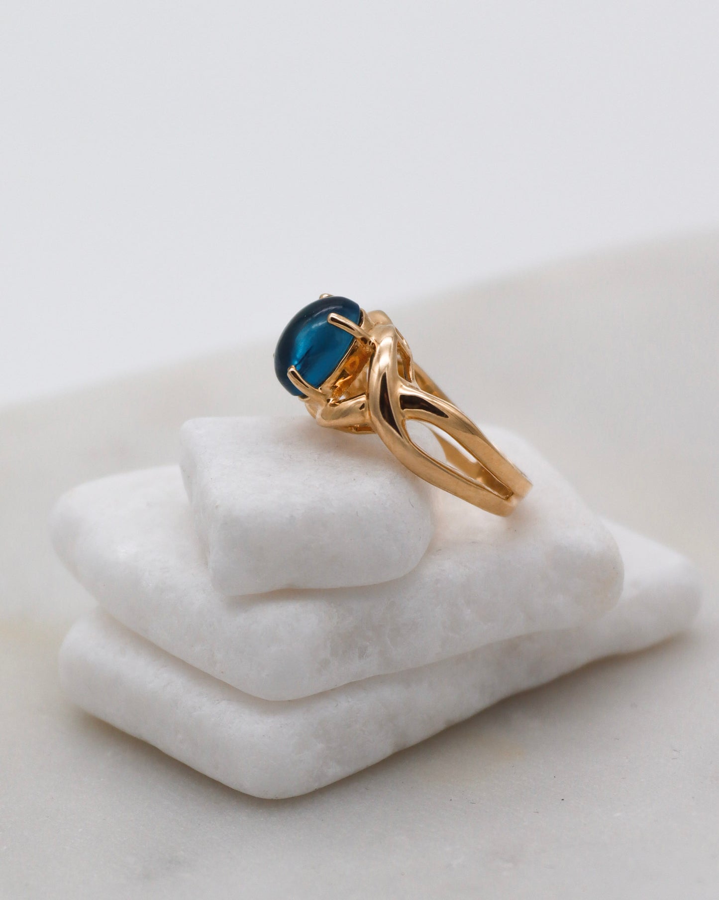 Vintage-Ring Rosalind mit 2ct facettiertem Topas (W/SV), Schleifen-Ringschiene in 585/-Gelbgold – erhältlich in München und Augsburg