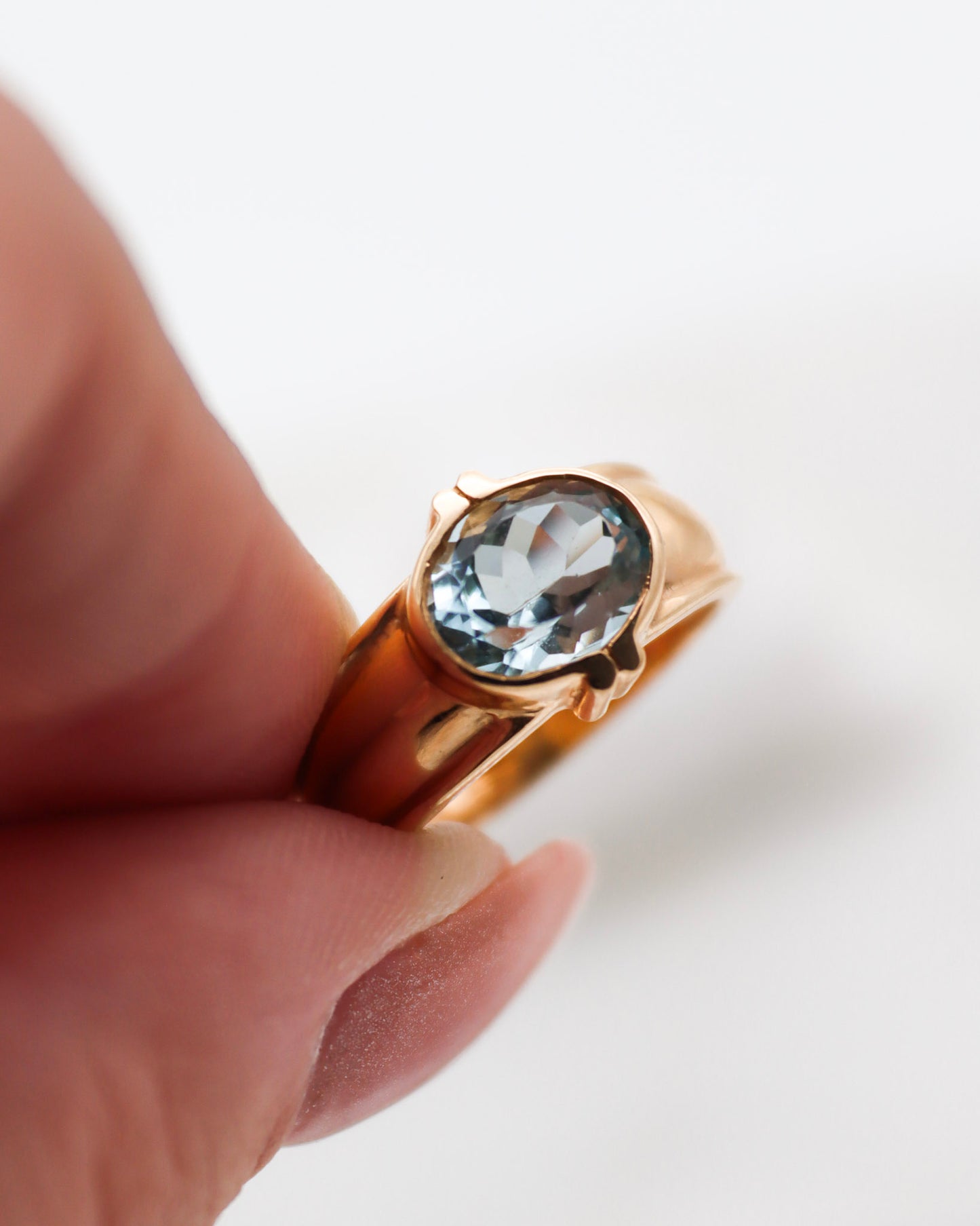 Vintage-Ring Uma mit 1.5ct quer gefasstem Aquamarin in glatter Bezel-Fassung, breite Ringschiene aus 585/-Gelbgold – erhältlich in München und Augsburg