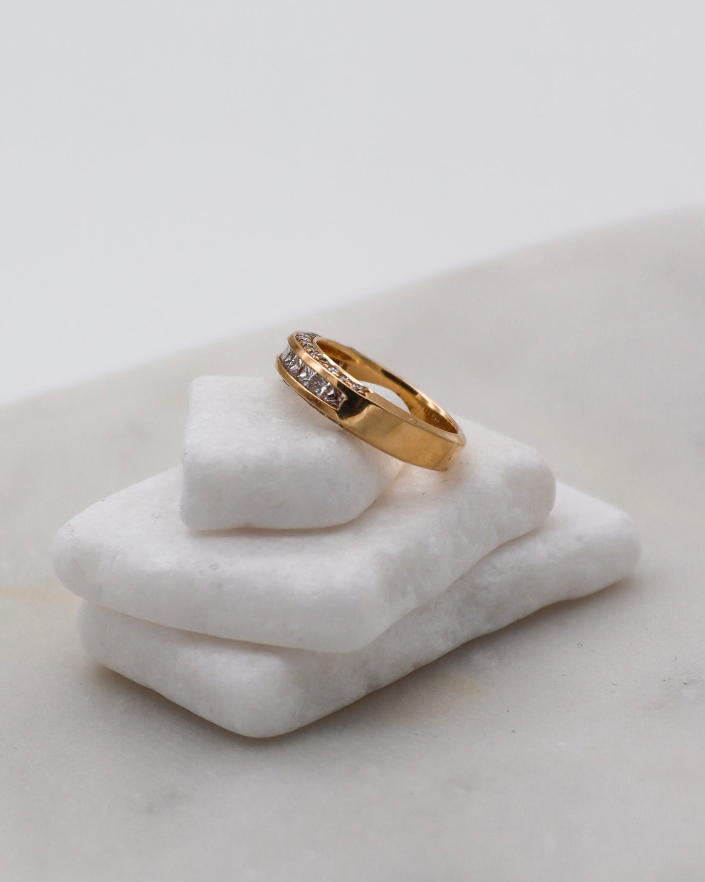 Vintage-Ring Xenia mit 1.14ct Diamanten (Brillanten & Princess Cut) in Verschnitt- und Invisible-Fassung aus 585/-Gelbgold – erhältlich in München und Augsburg