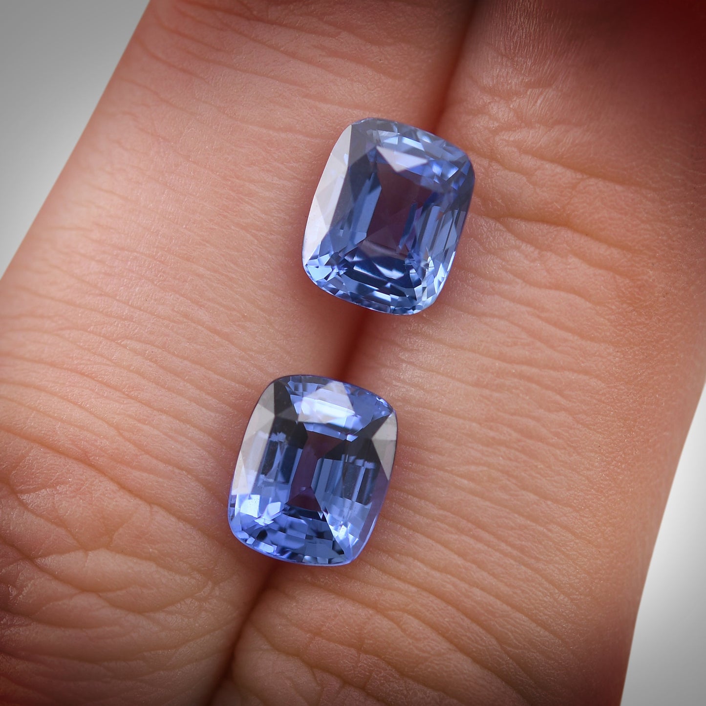 Paar blaue Kissen-Saphire (6,02 Karat)