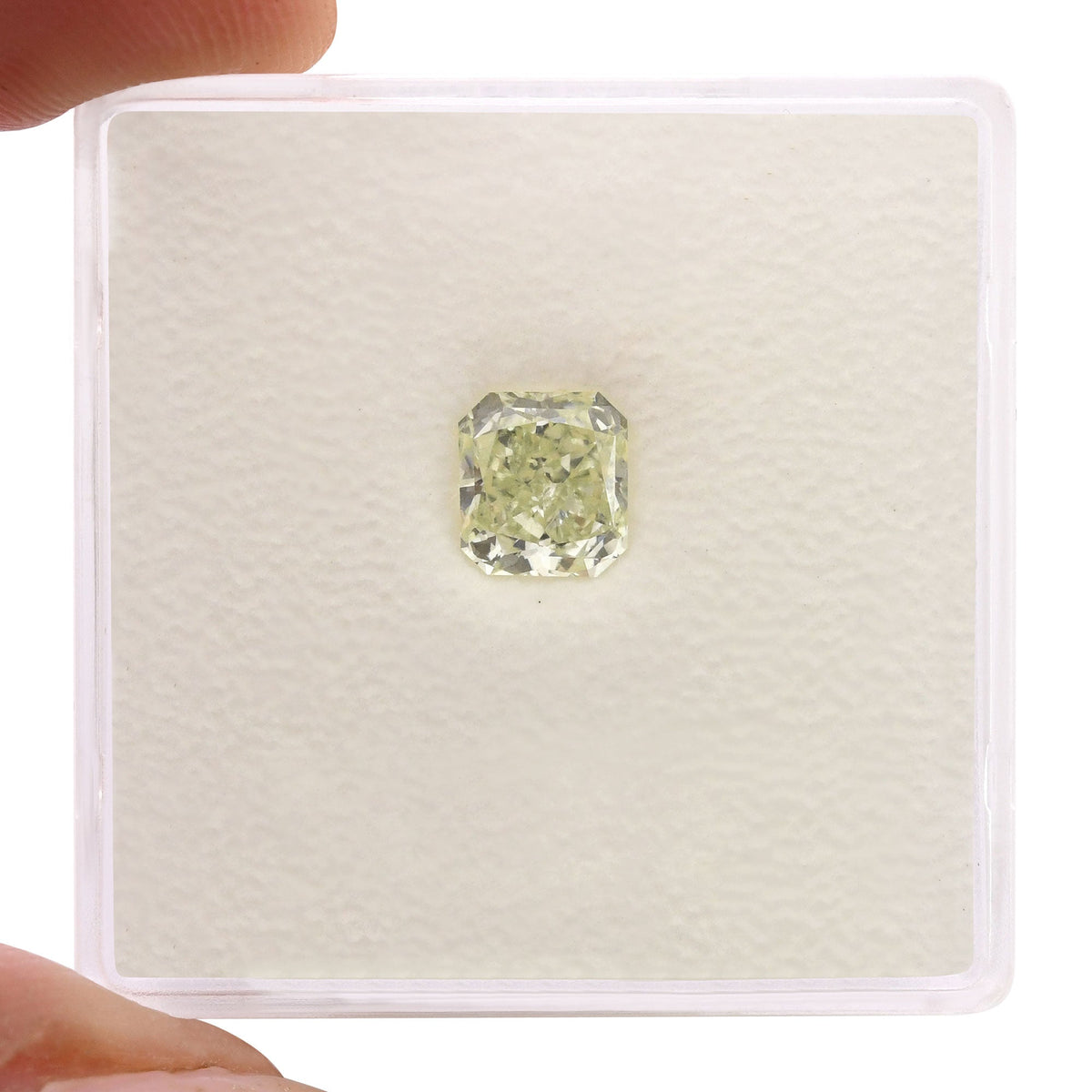 0,81 Karat Fancy Light Yellowish Green Radiant (I1) GIA