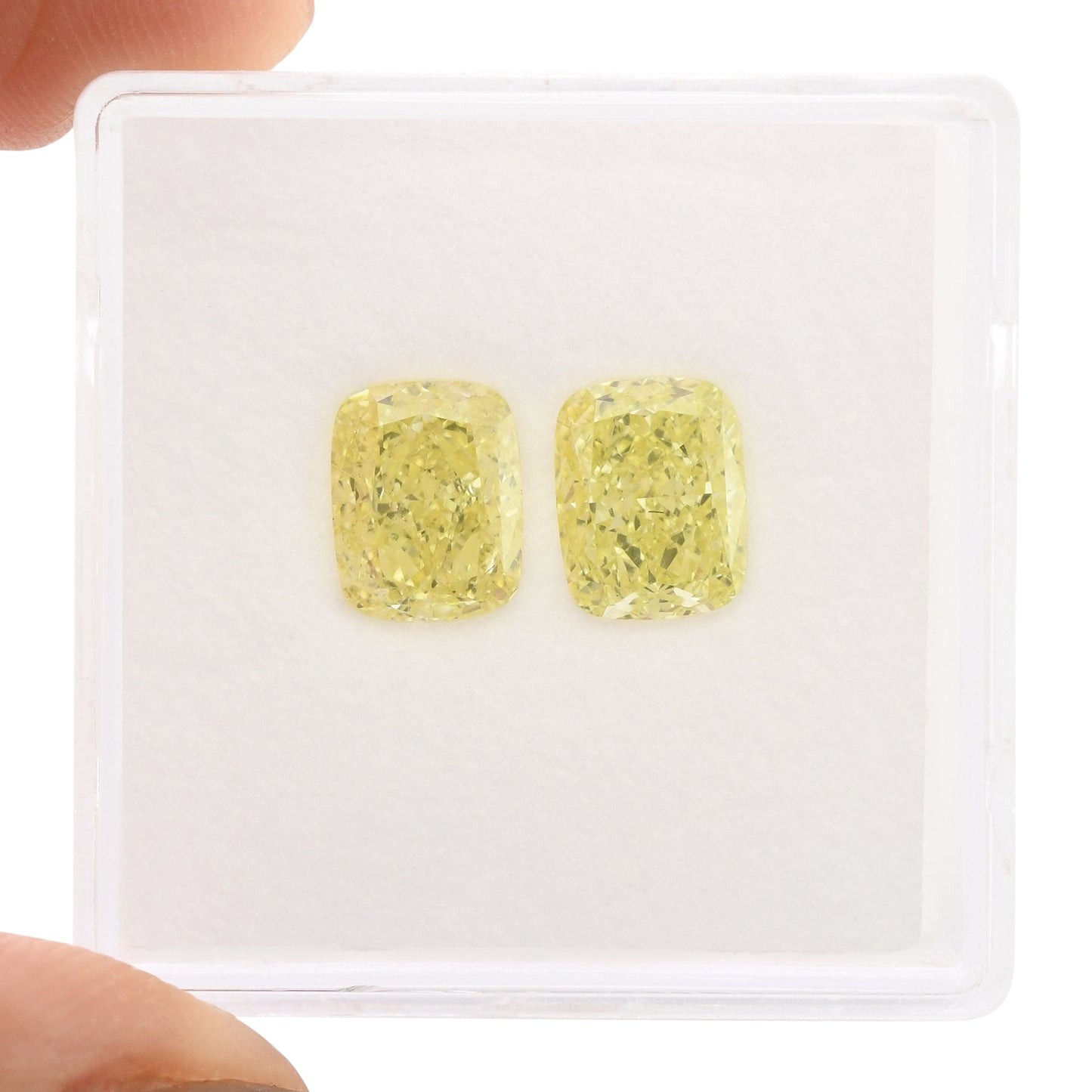 3,03 Karat Fancy Light Yellow Cushion Diamonds VS2