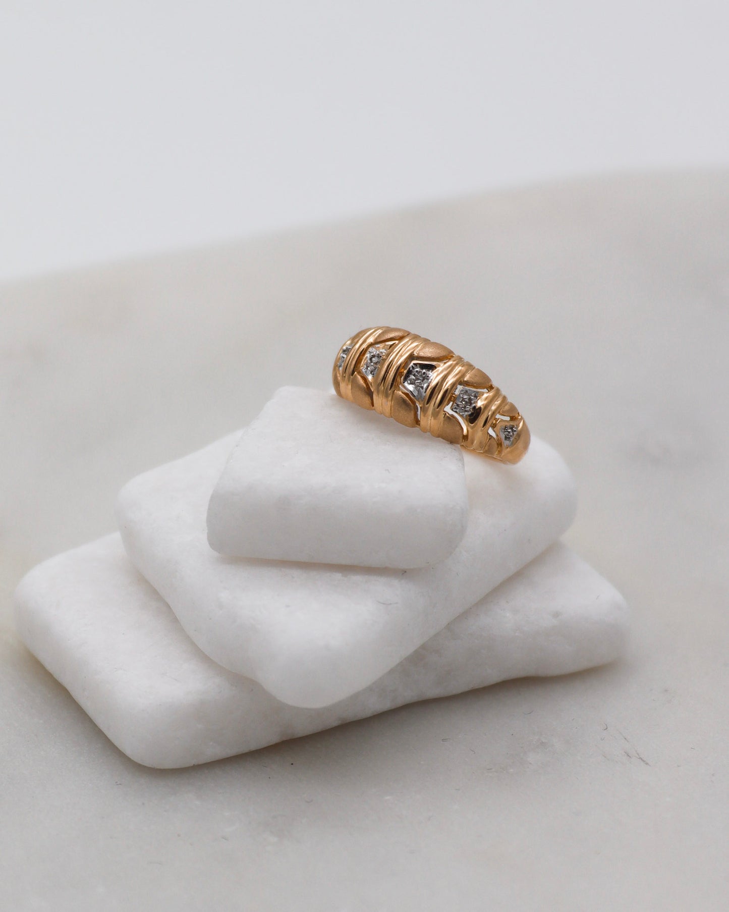 Vintage-Ring Raquel mit 0.02ct Brillanten, breite Croissant-Ringschiene in 585/-Gelb- & Weißgold – elegantes Bicolor-Design aus München und Augsburg