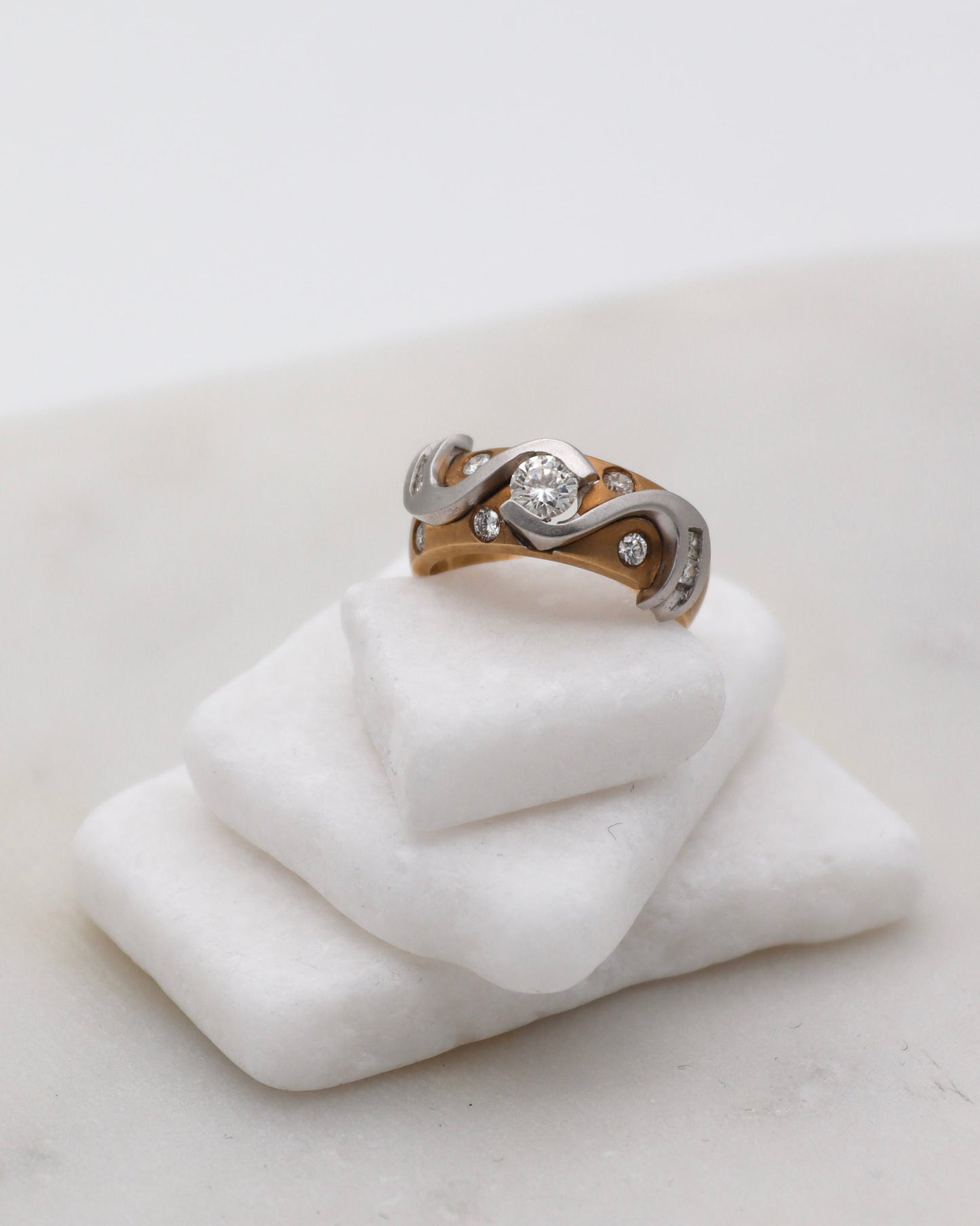 Vintage-Ring Sophia mit 1.10ct Brillanten & Princess Cut Diamanten, Wellenform in 585/-Gelb- & Weißgold – erhältlich in München und Augsburg