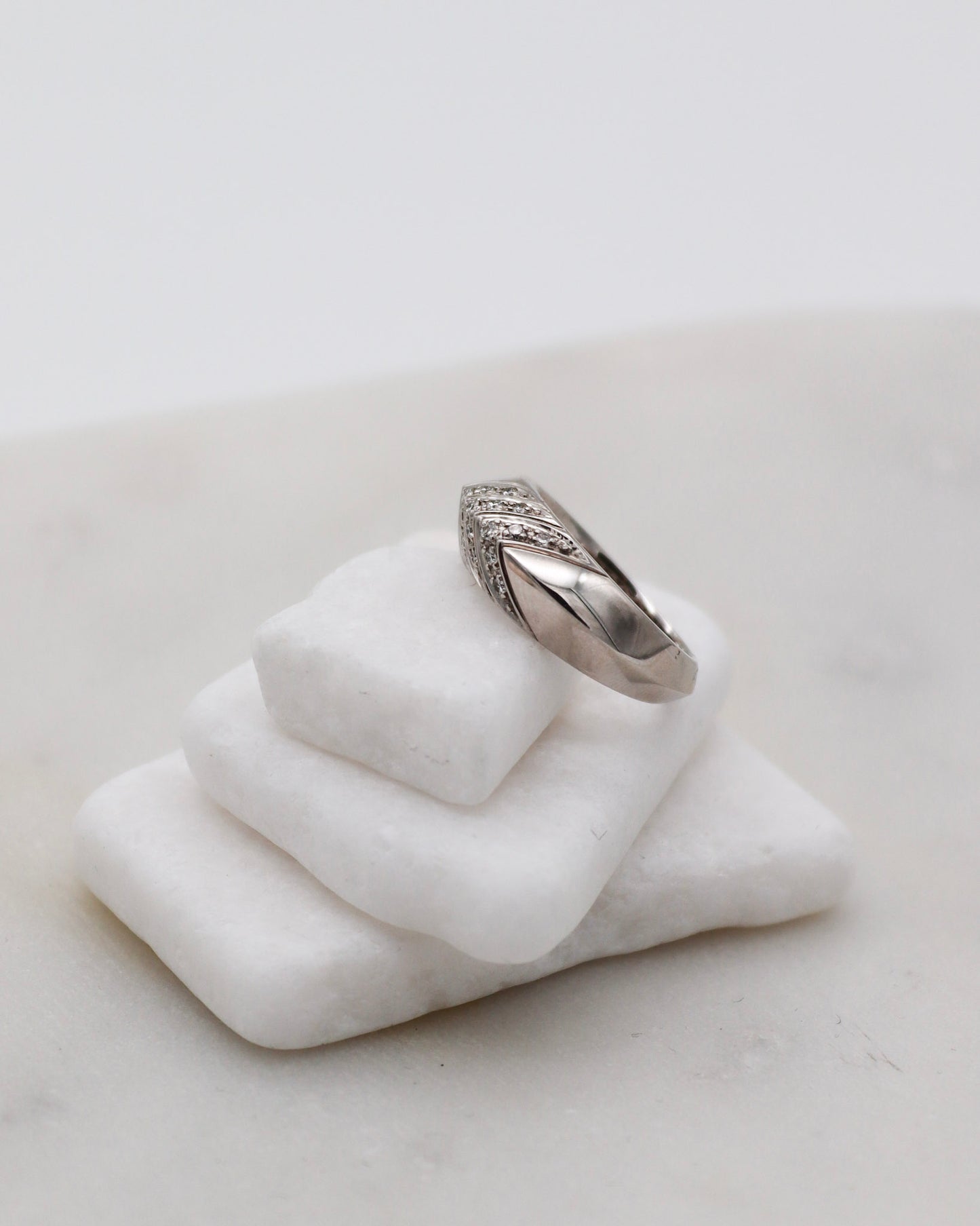Vintage-Ring Ursula mit 0.19ct Brillanten im Chevron-Tressenmuster aus 750/-Weißgold – elegantes Design, erhältlich in München und Augsburg