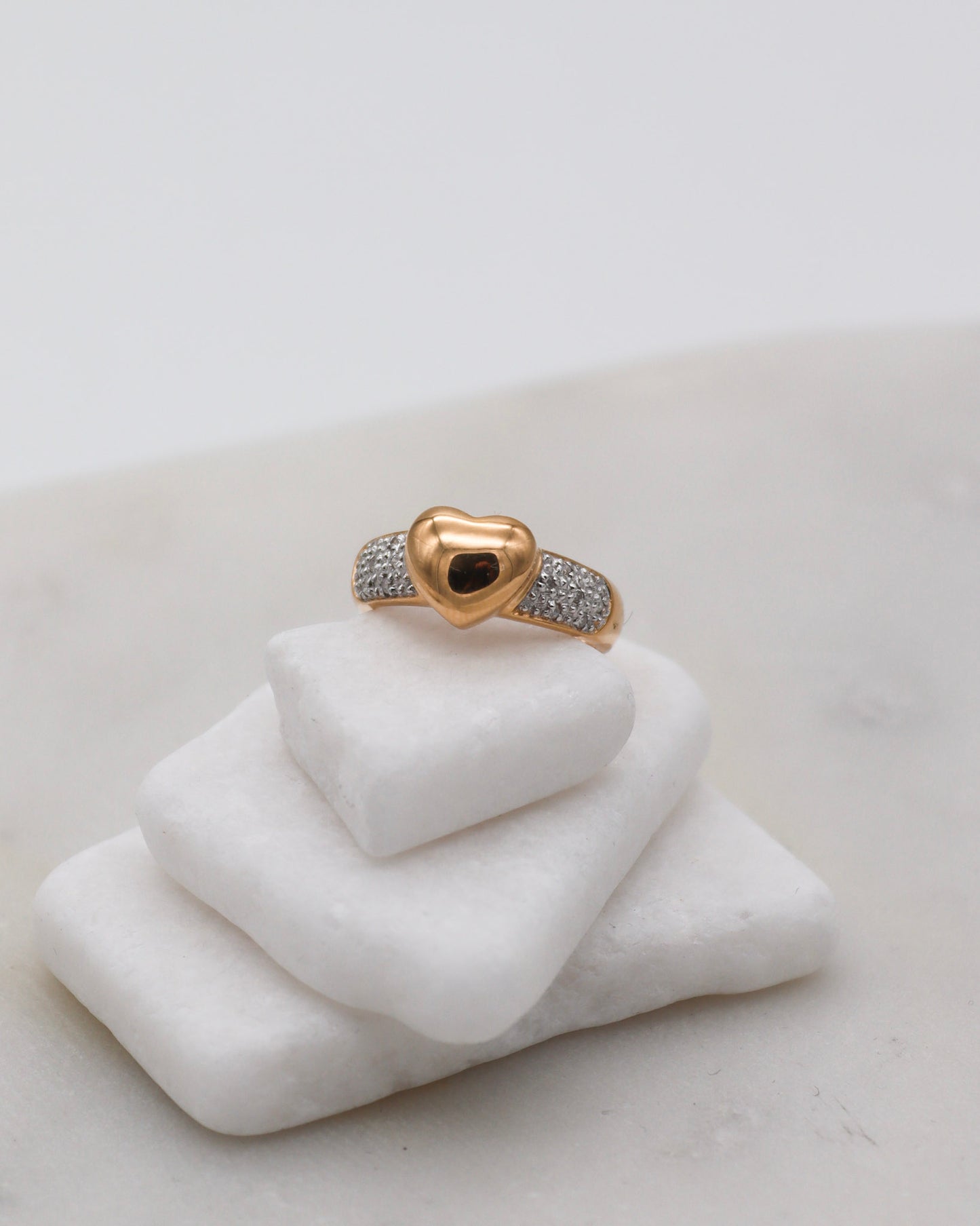 Vintage-Ring Wendy mit 0.08ct Diamanten im Herzdesign aus 585/-Gelb- & Weißgold – romantischer Bicolor-Ring, erhältlich in München und Augsburg