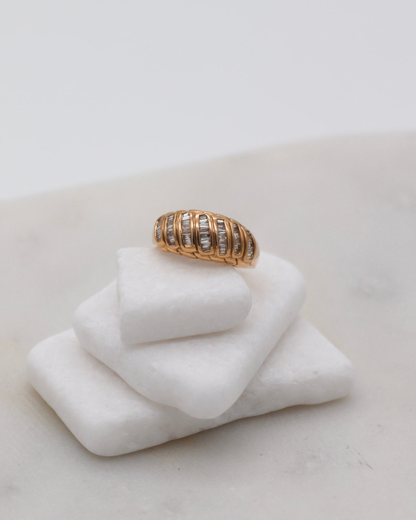 Vintage-Ring Yolande mit 0.5ct tapered Baguette-Diamanten im Chevron-Tressenmuster, Croissant-Ringschiene aus 585/-Gelbgold – München und Augsburg