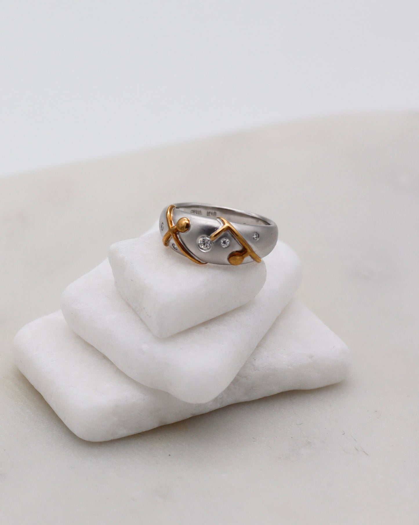 Vintage-Ring Adrienne mit 0.13ct Brillanten im Punkt-Strich-Muster, 950/-Platin & 750/-Gelbgold – moderner Bicolor-Look aus München und Augsburg